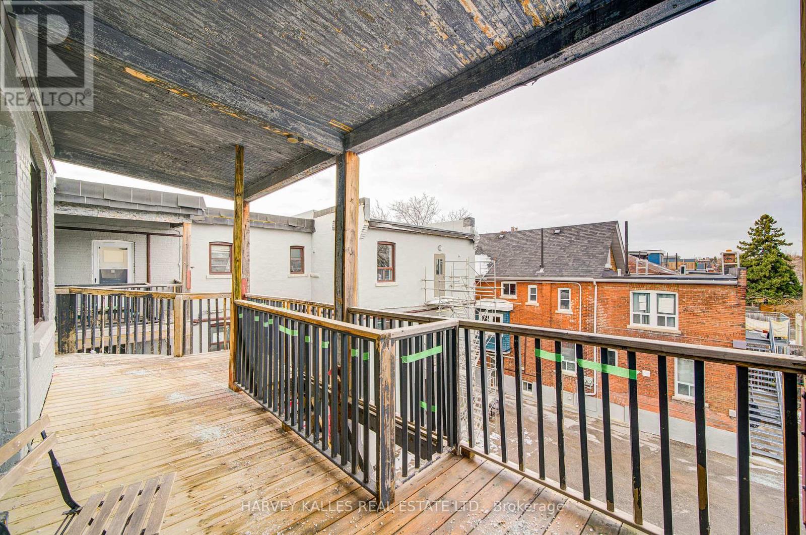 4 - 1074 ST CLAIR AVENUE W