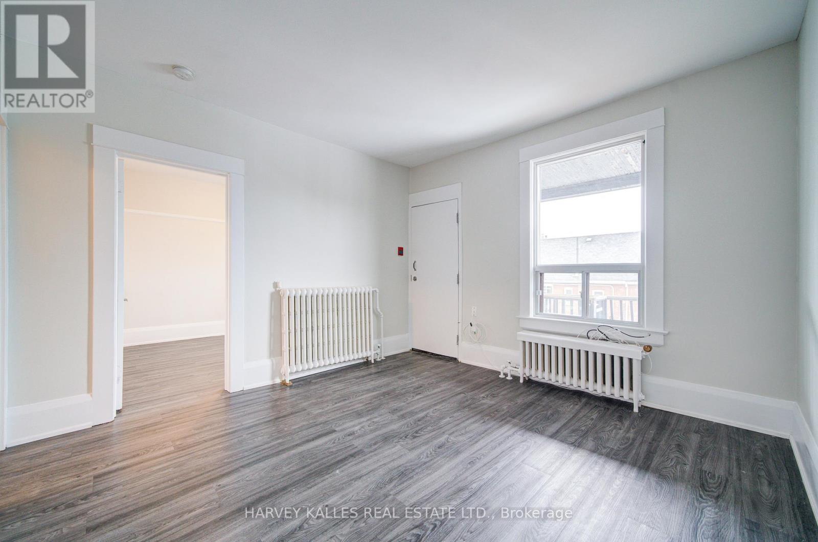4 - 1074 ST CLAIR AVENUE W