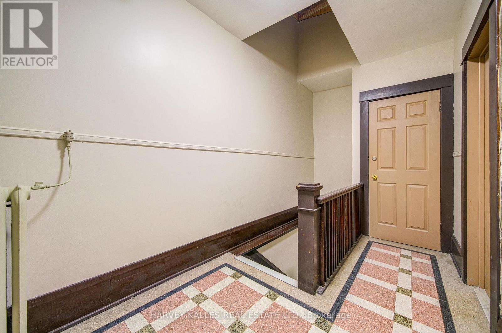 4 - 1074 ST CLAIR AVENUE W