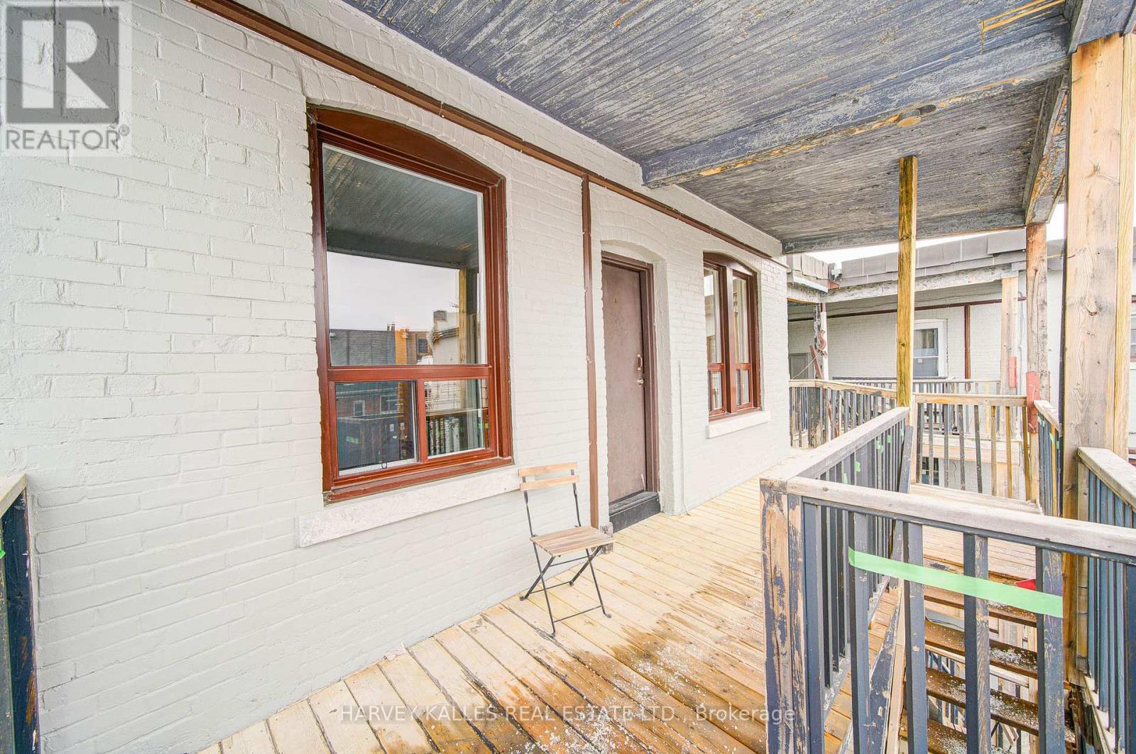 4 - 1074 ST CLAIR AVENUE W
