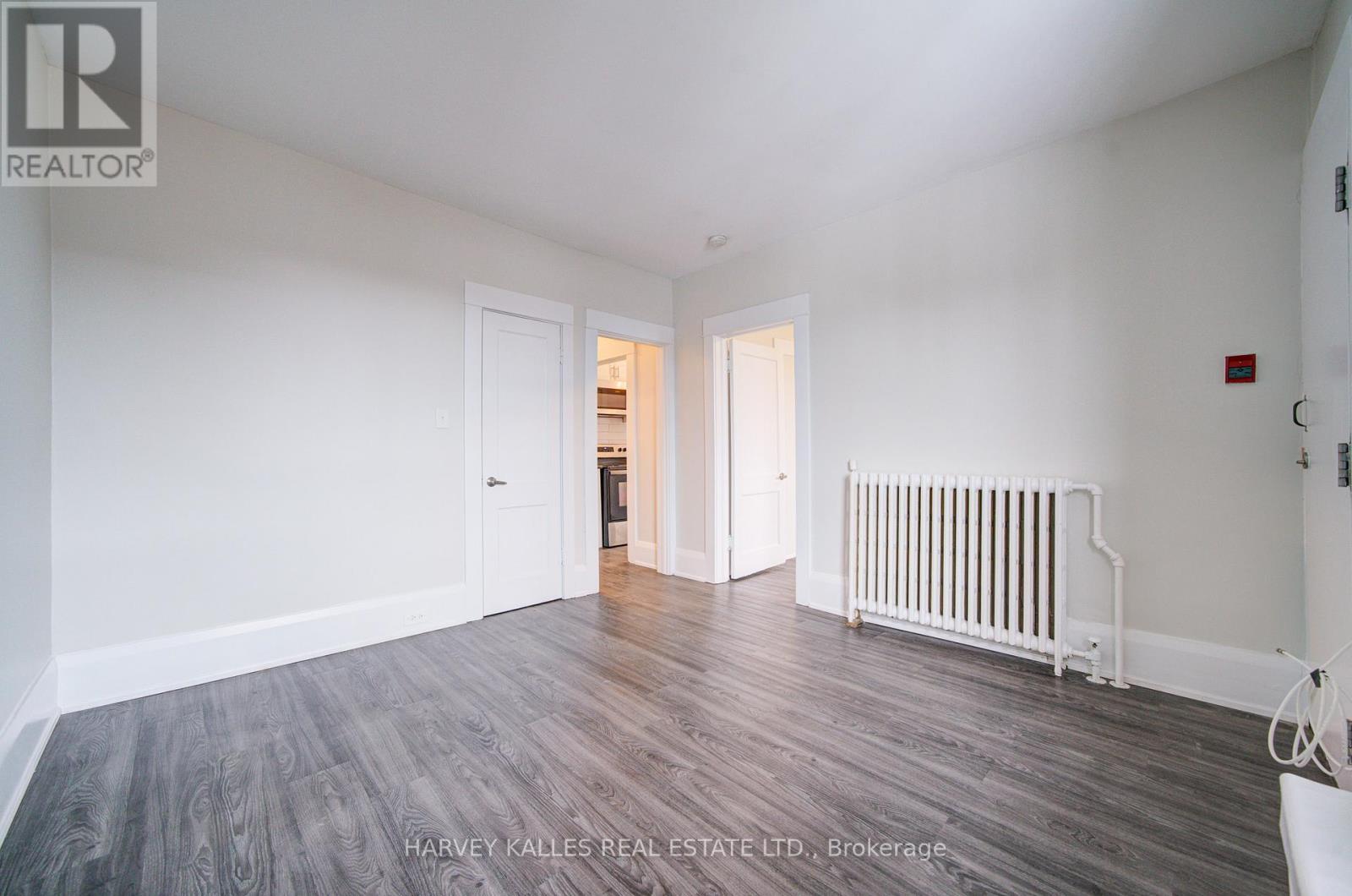 4 - 1074 ST CLAIR AVENUE W