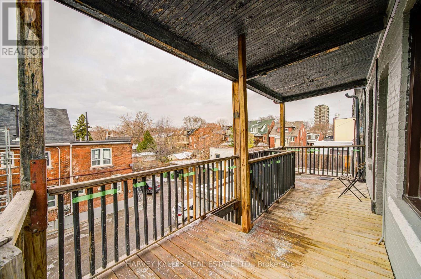 4 - 1074 ST CLAIR AVENUE W