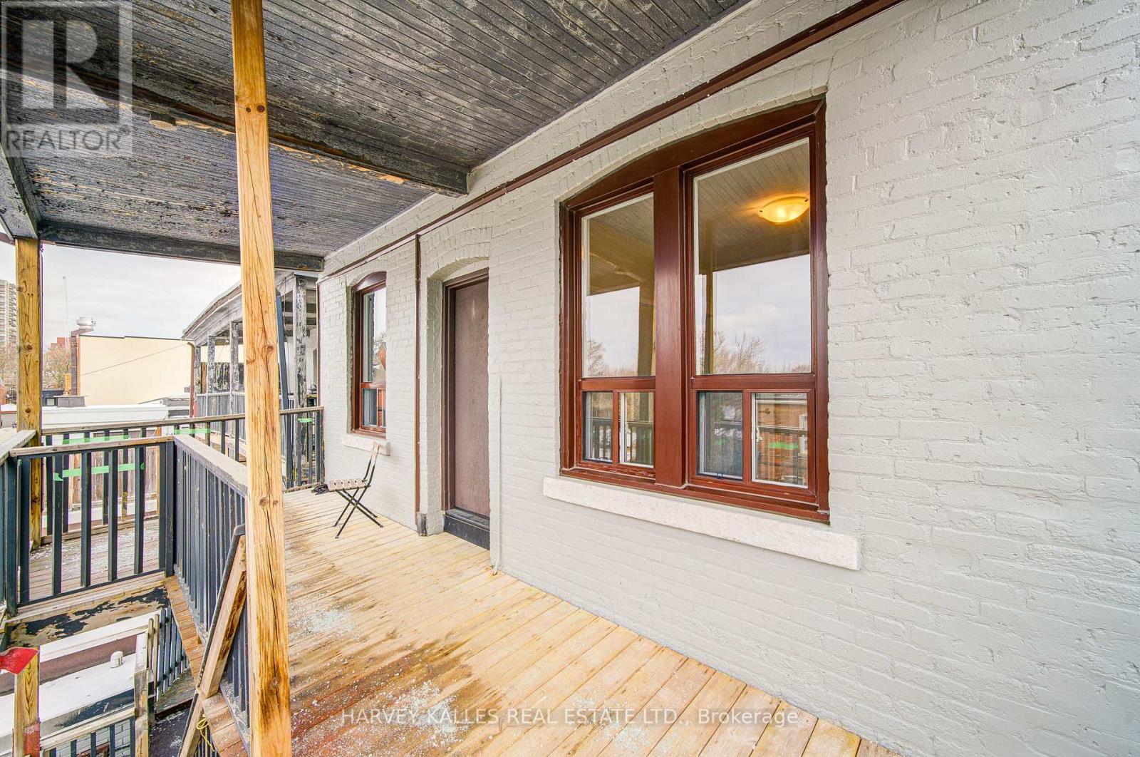 4 - 1074 ST CLAIR AVENUE W