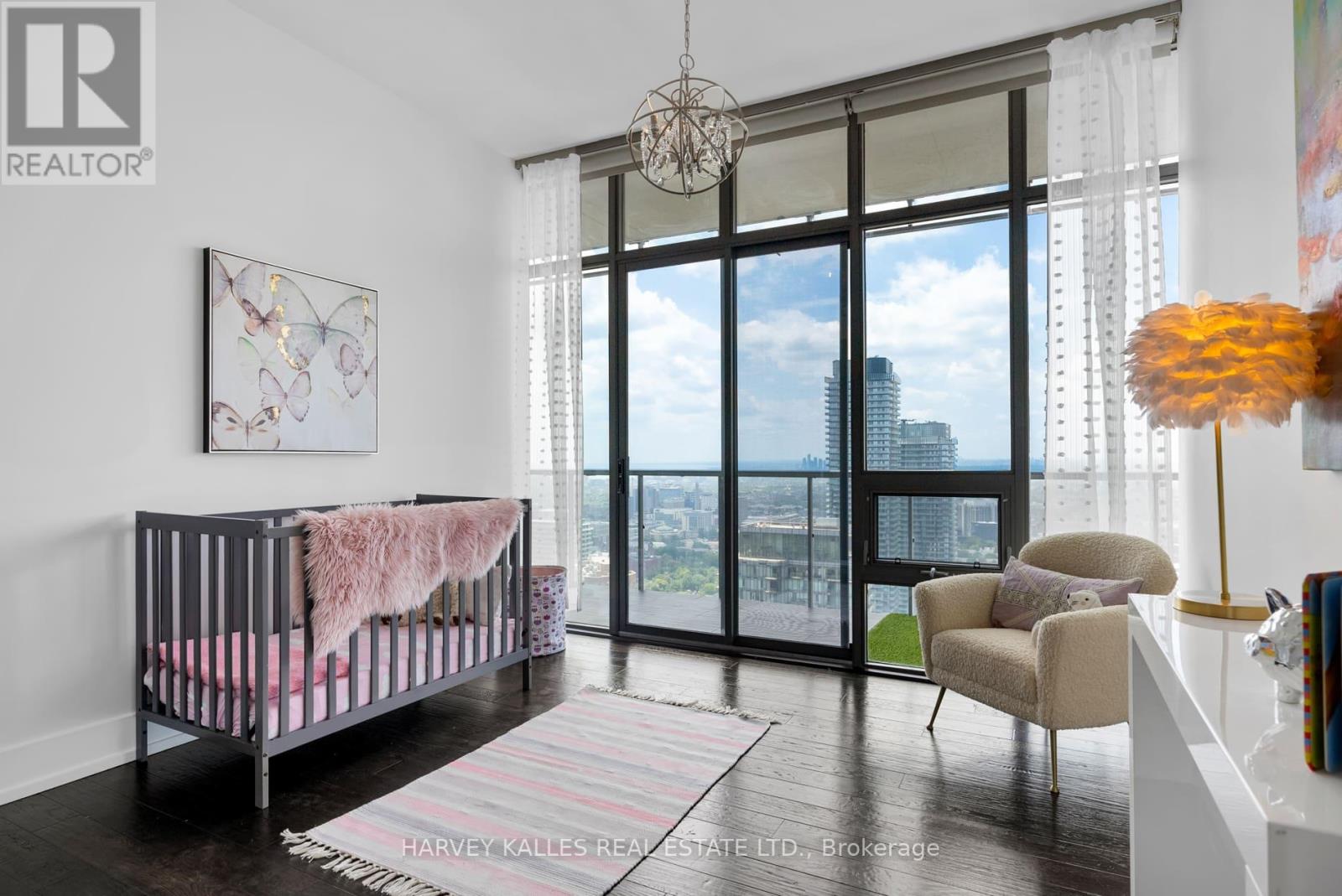 PH4502 - 33 CHARLES STREET