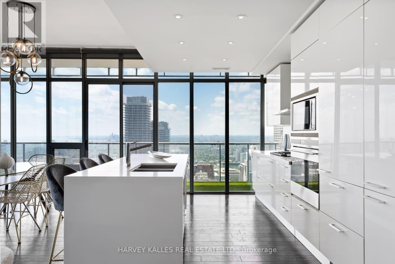 PH4502 - 33 CHARLES STREET