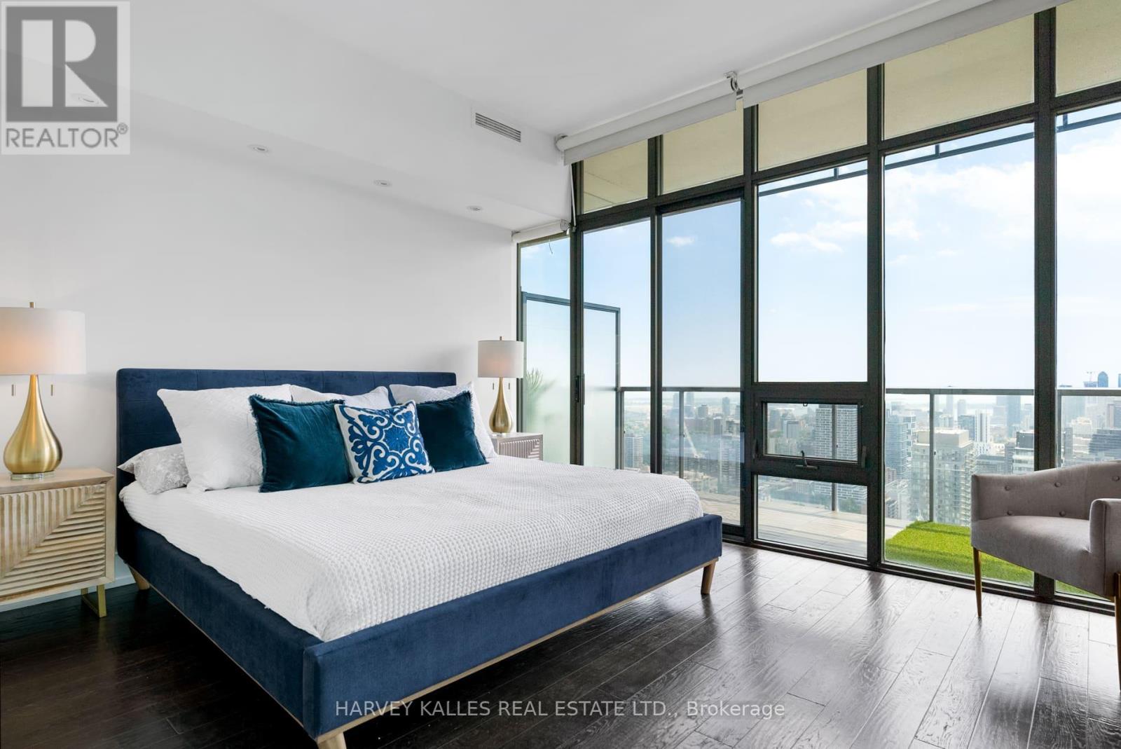 PH4502 - 33 CHARLES STREET