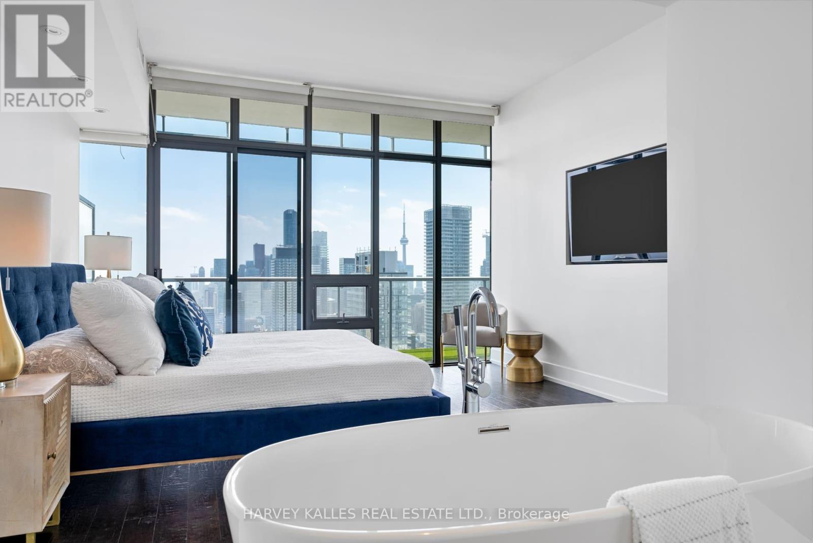 PH4502 - 33 CHARLES STREET