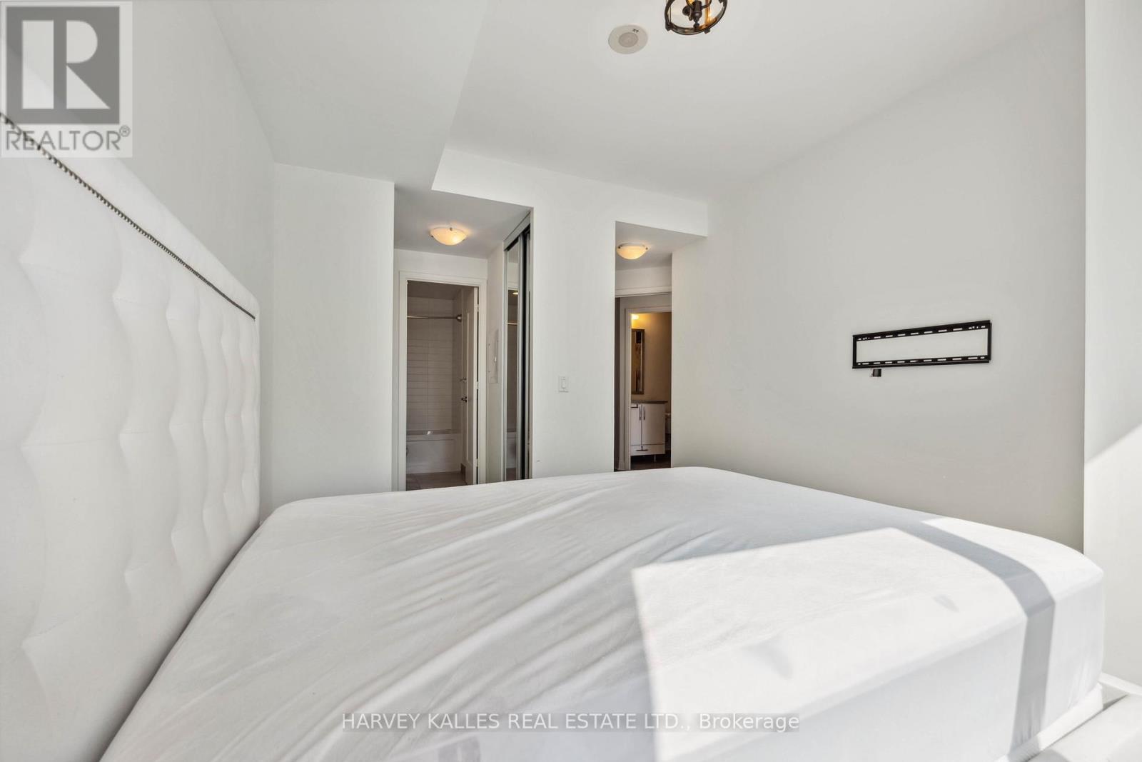 1707 - 825 CHURCH STREET