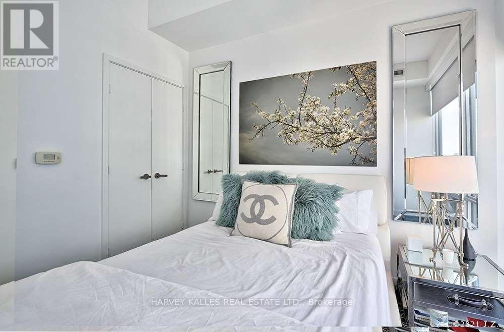 3009 - 15 GRENVILLE STREET