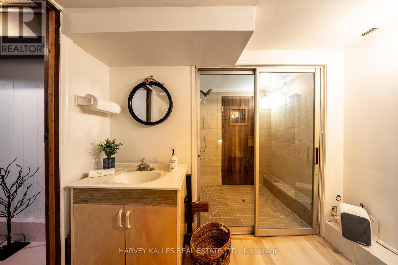 467 HILLSDALE AVENUE E