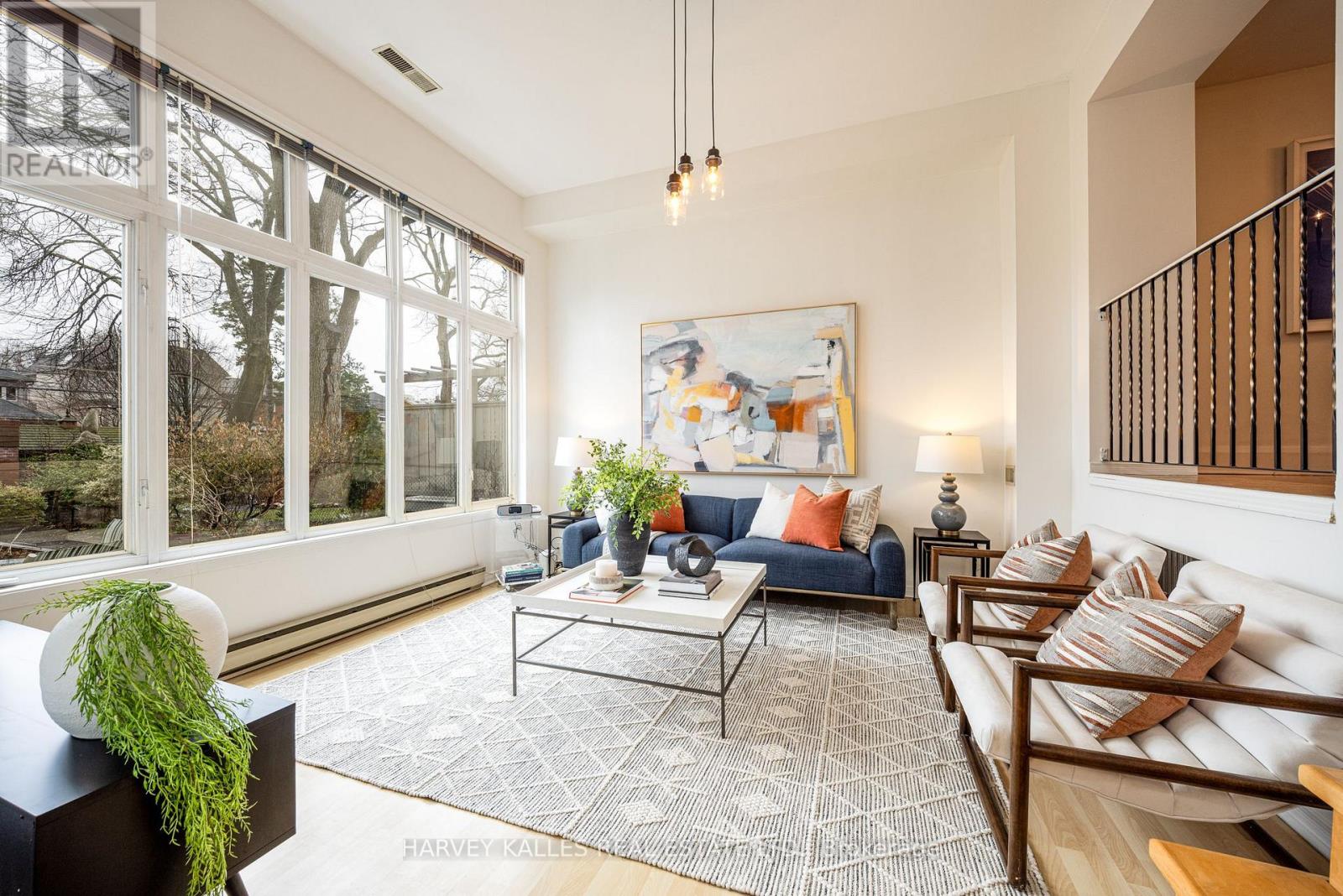 467 HILLSDALE AVENUE E