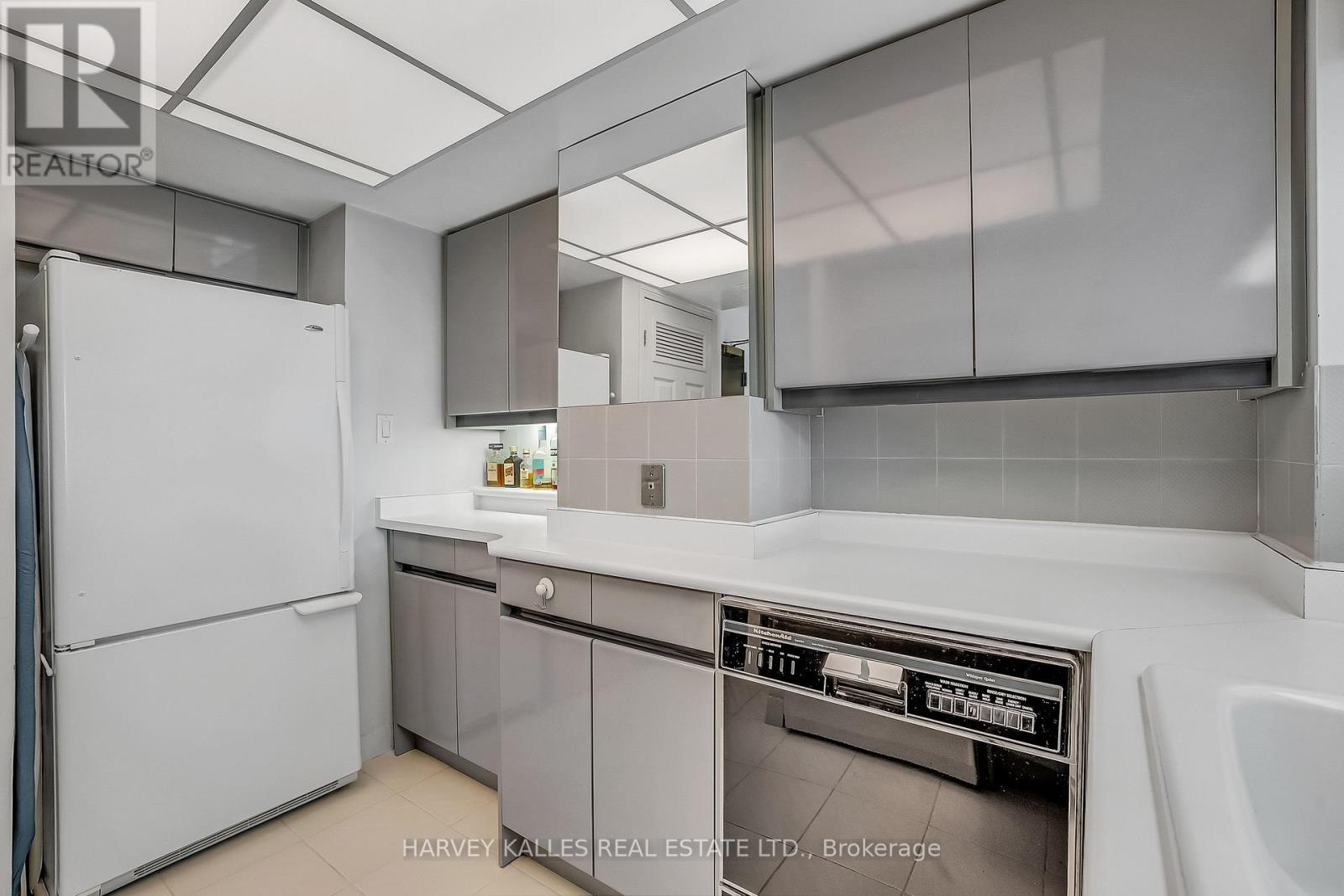 609 - 7 BROADWAY AVENUE