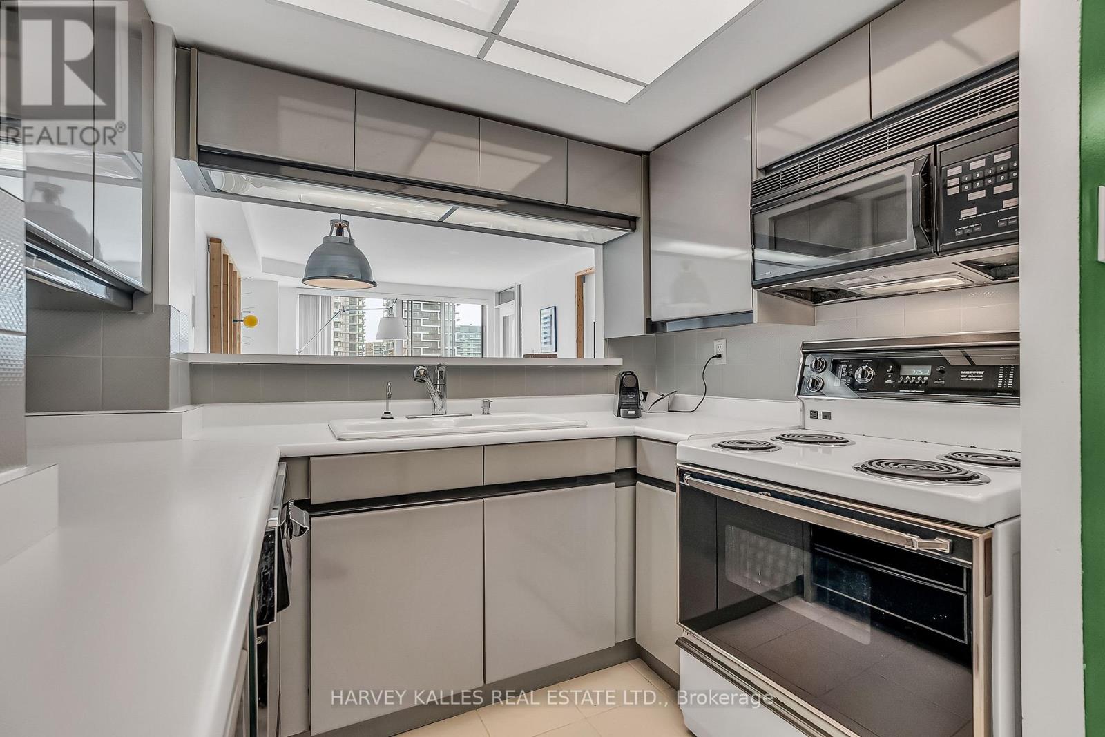 609 - 7 BROADWAY AVENUE