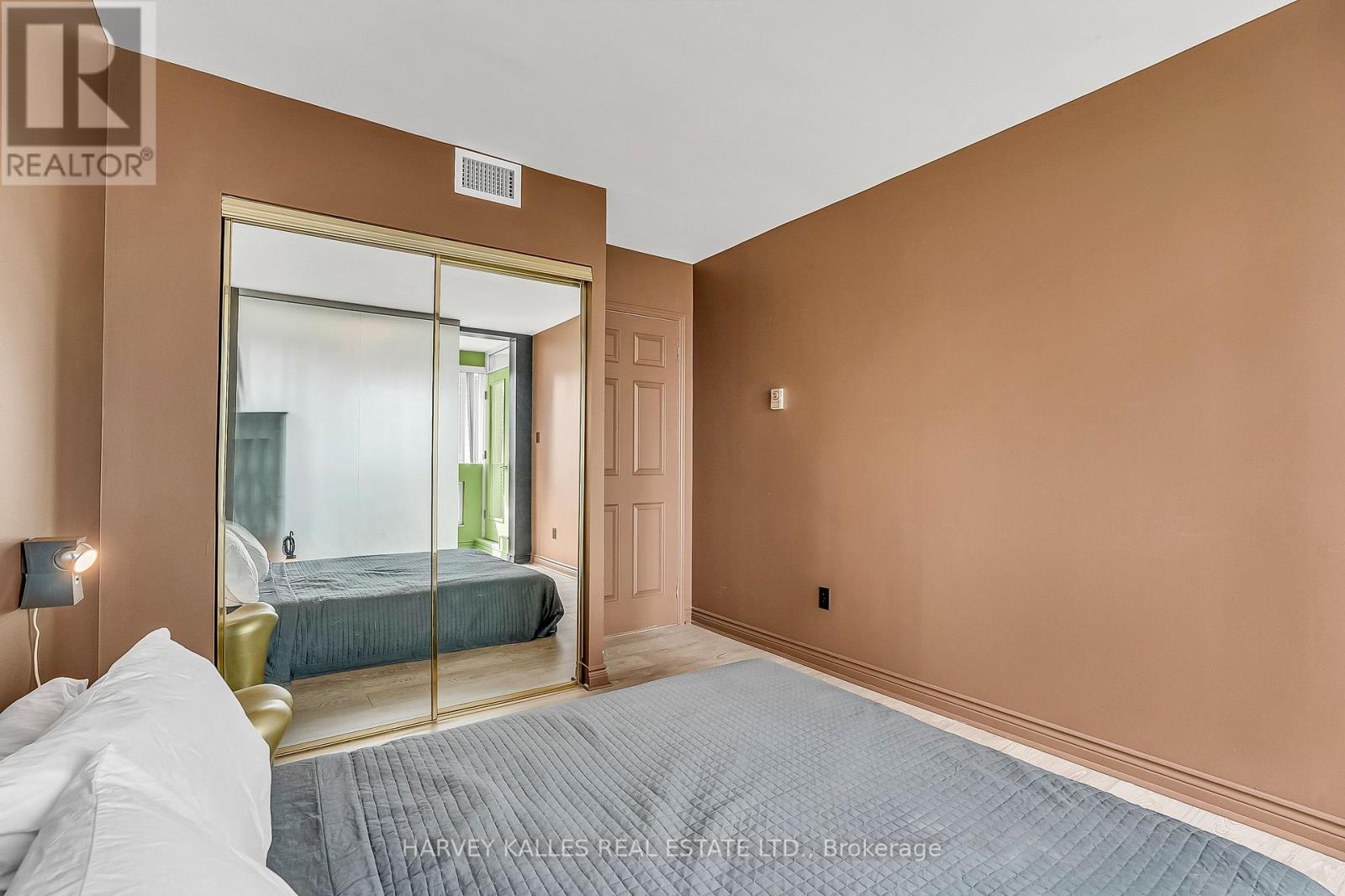 609 - 7 BROADWAY AVENUE