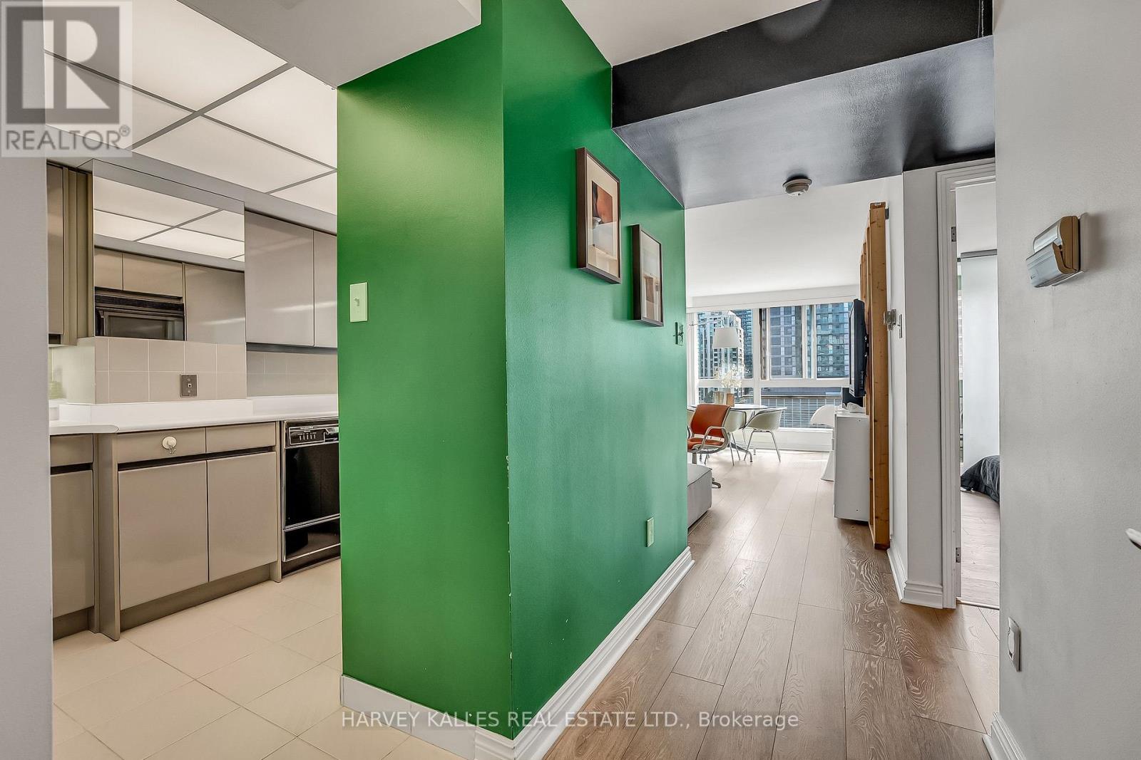 609 - 7 BROADWAY AVENUE