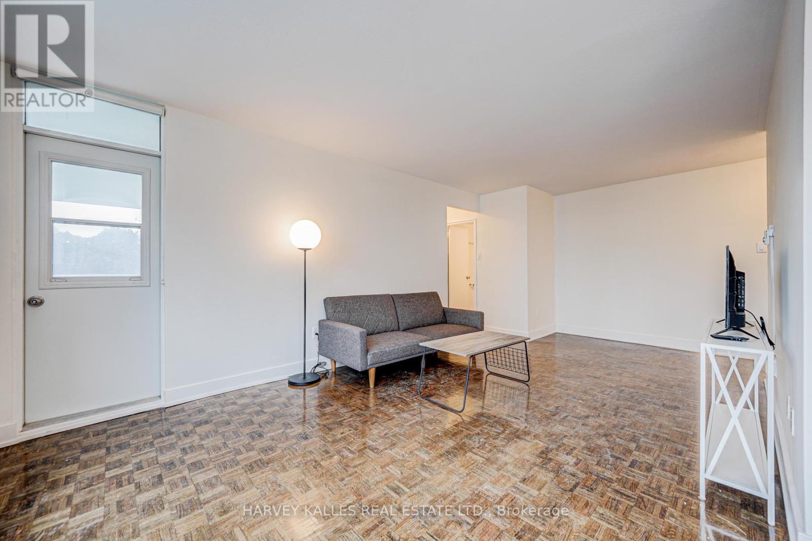 701 - 133 ERSKINE AVENUE