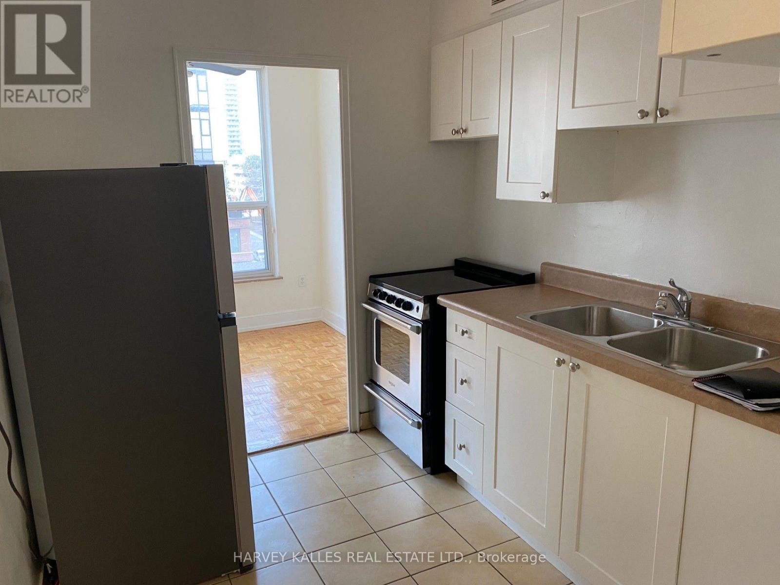 701 - 133 ERSKINE AVENUE