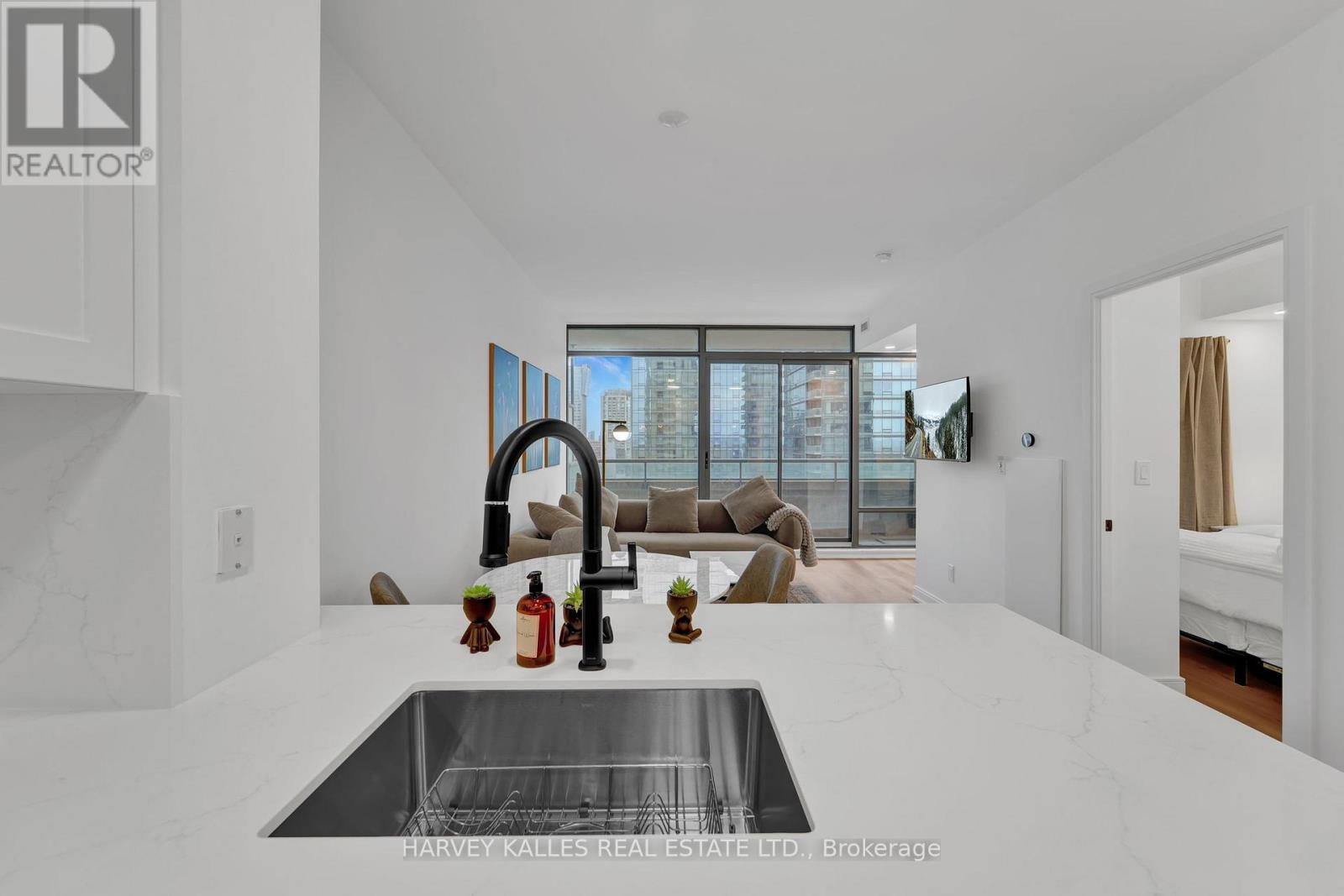 1606 - 18 YORKVILLE AVENUE