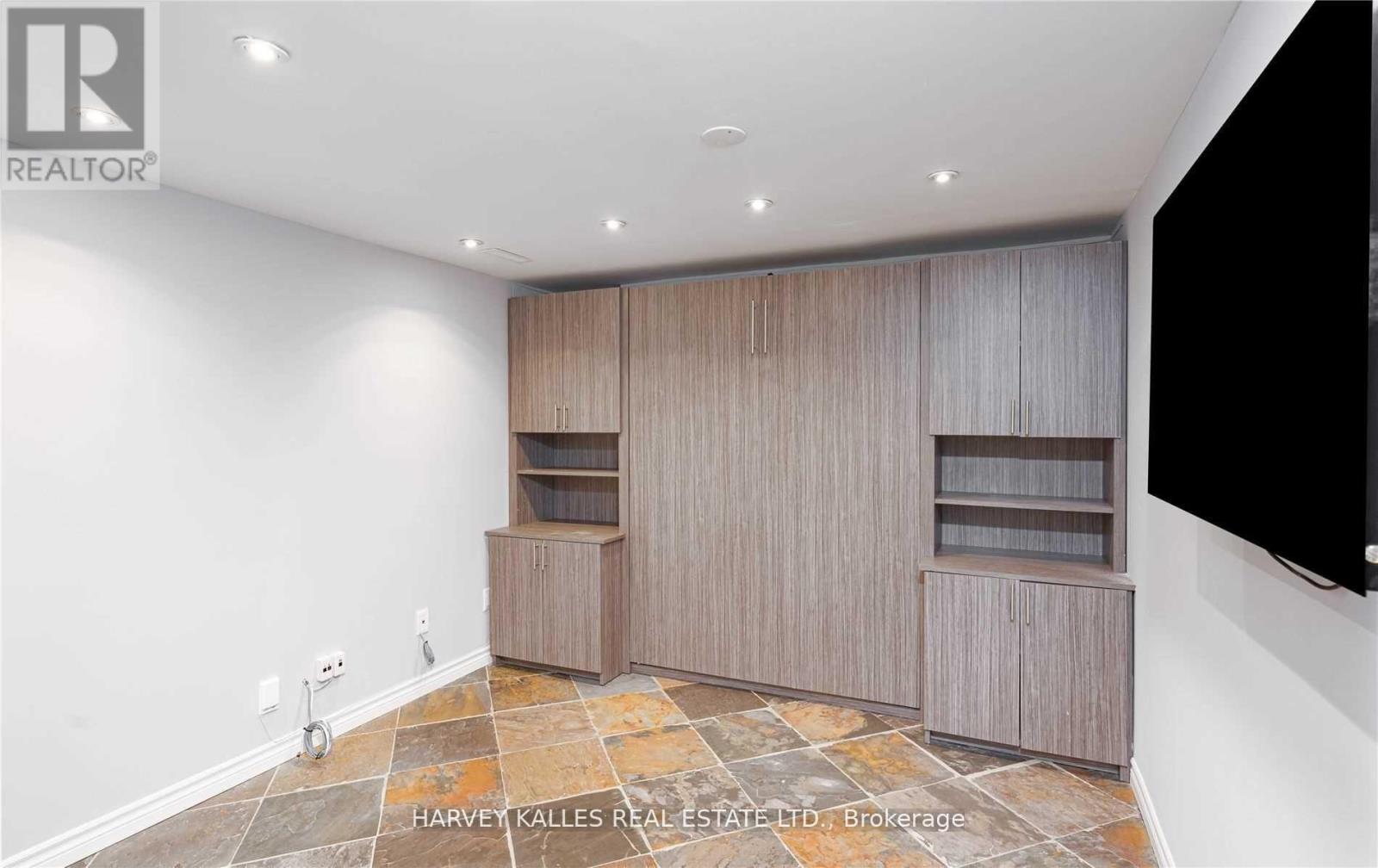 22 LOWER VILLAGE GATE