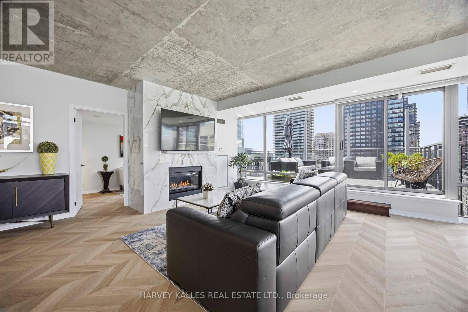 PH2 - 22 WELLESLEY STREET E
