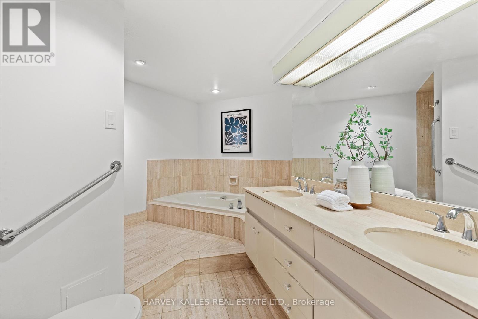 201 - 3900 YONGE STREET
