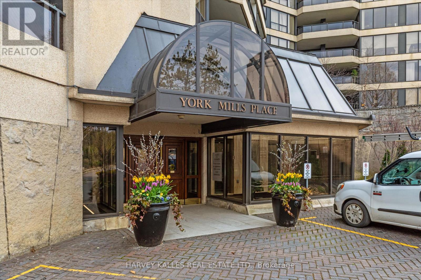 201 - 3900 YONGE STREET