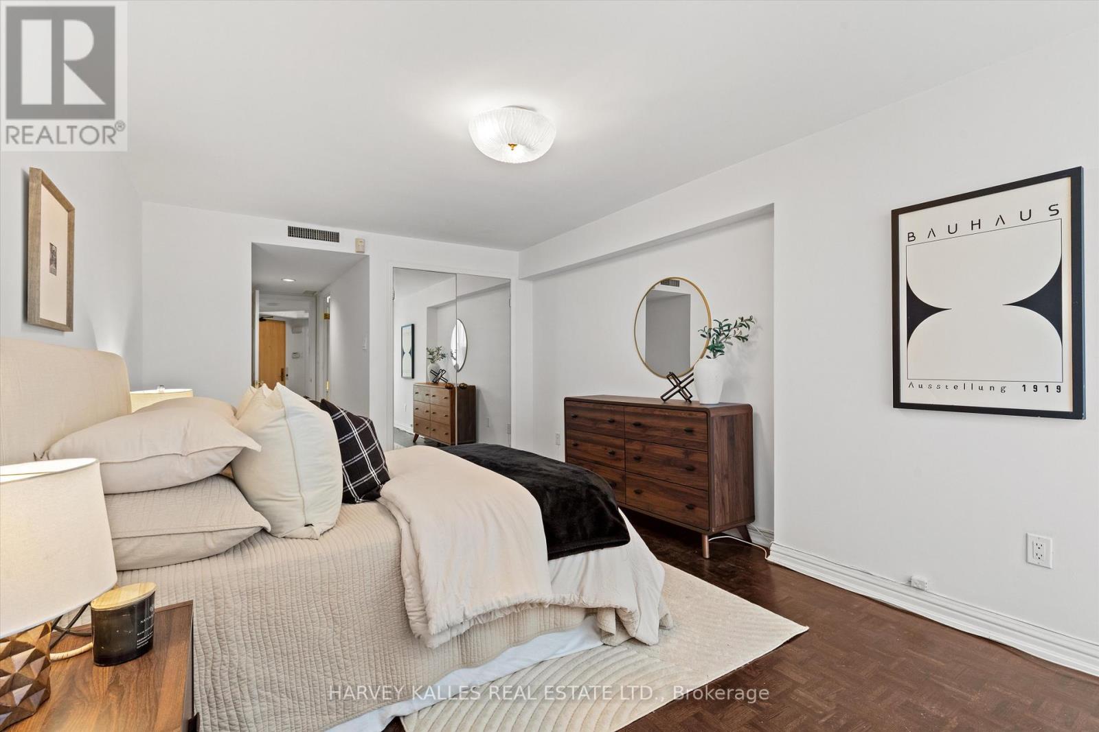 201 - 3900 YONGE STREET