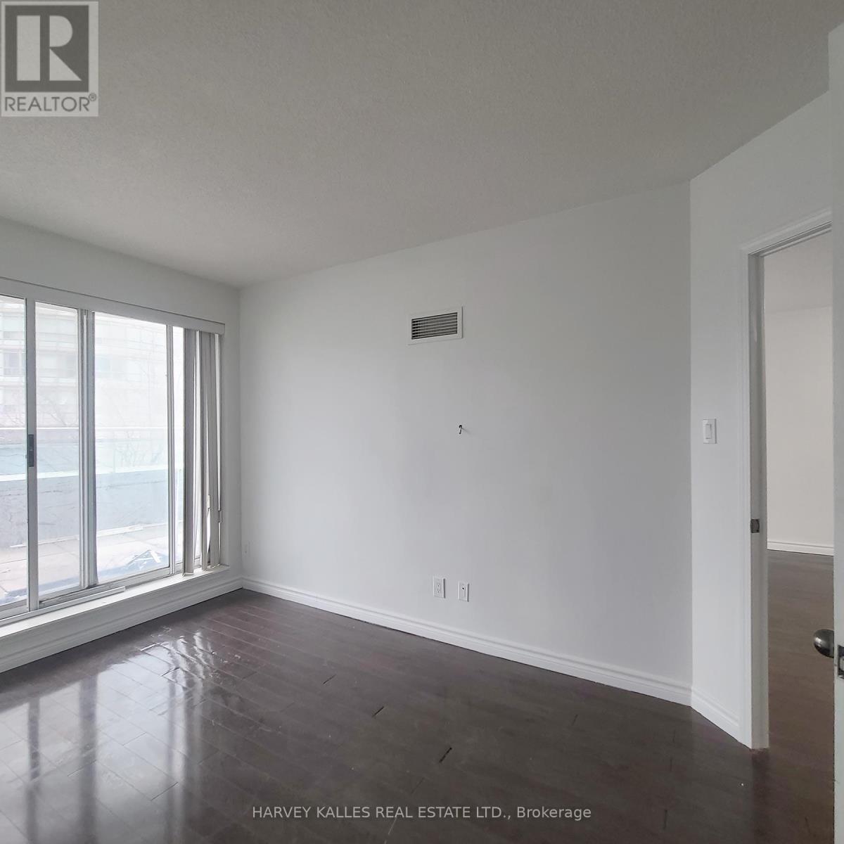 206 - 600 QUEENS QUAY