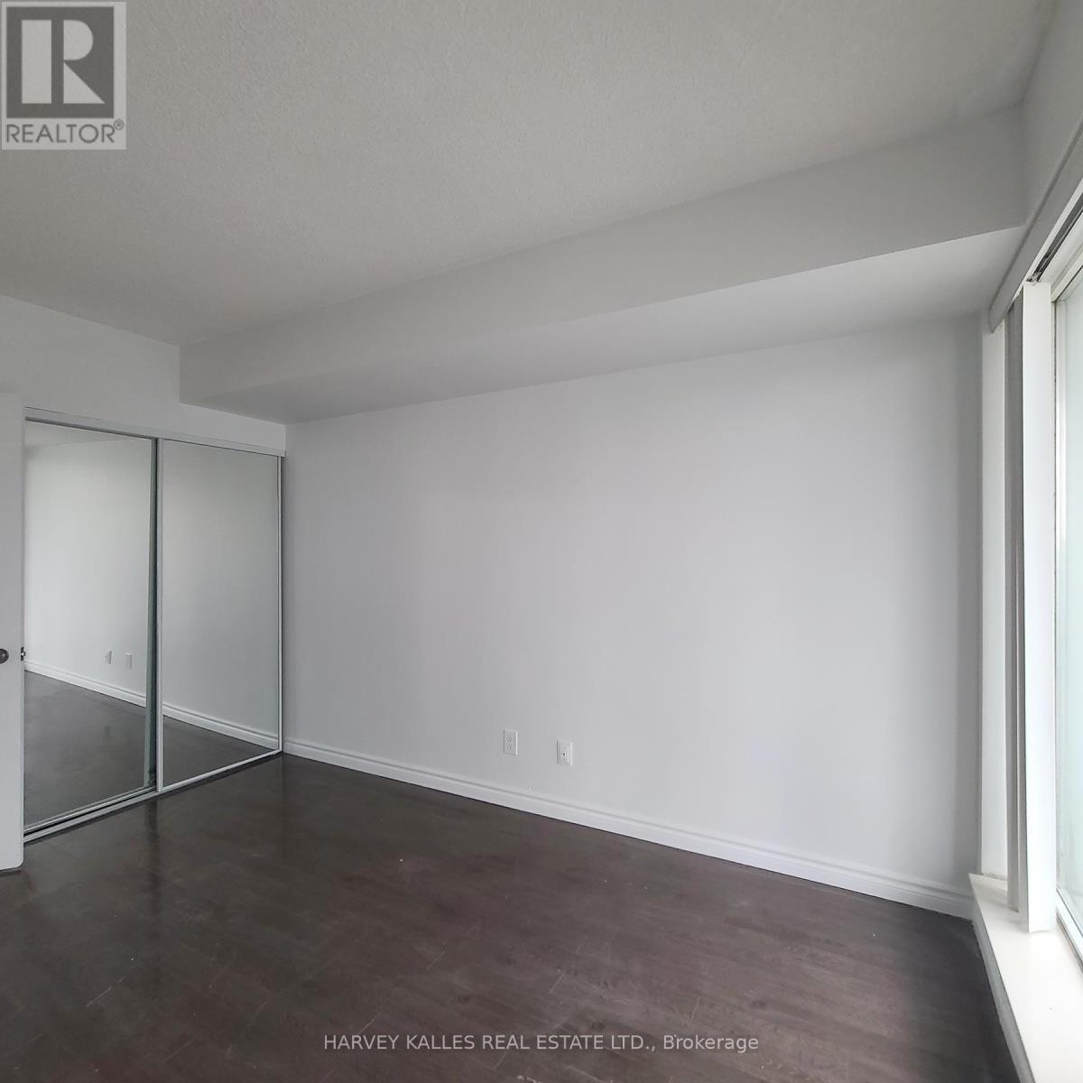 206 - 600 QUEENS QUAY