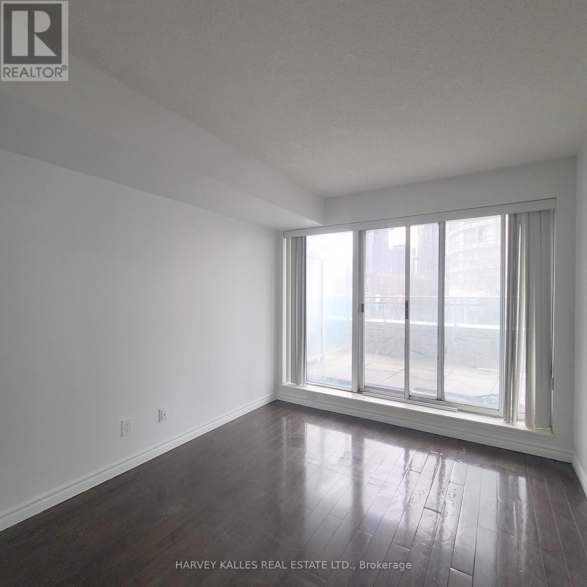 206 - 600 QUEENS QUAY
