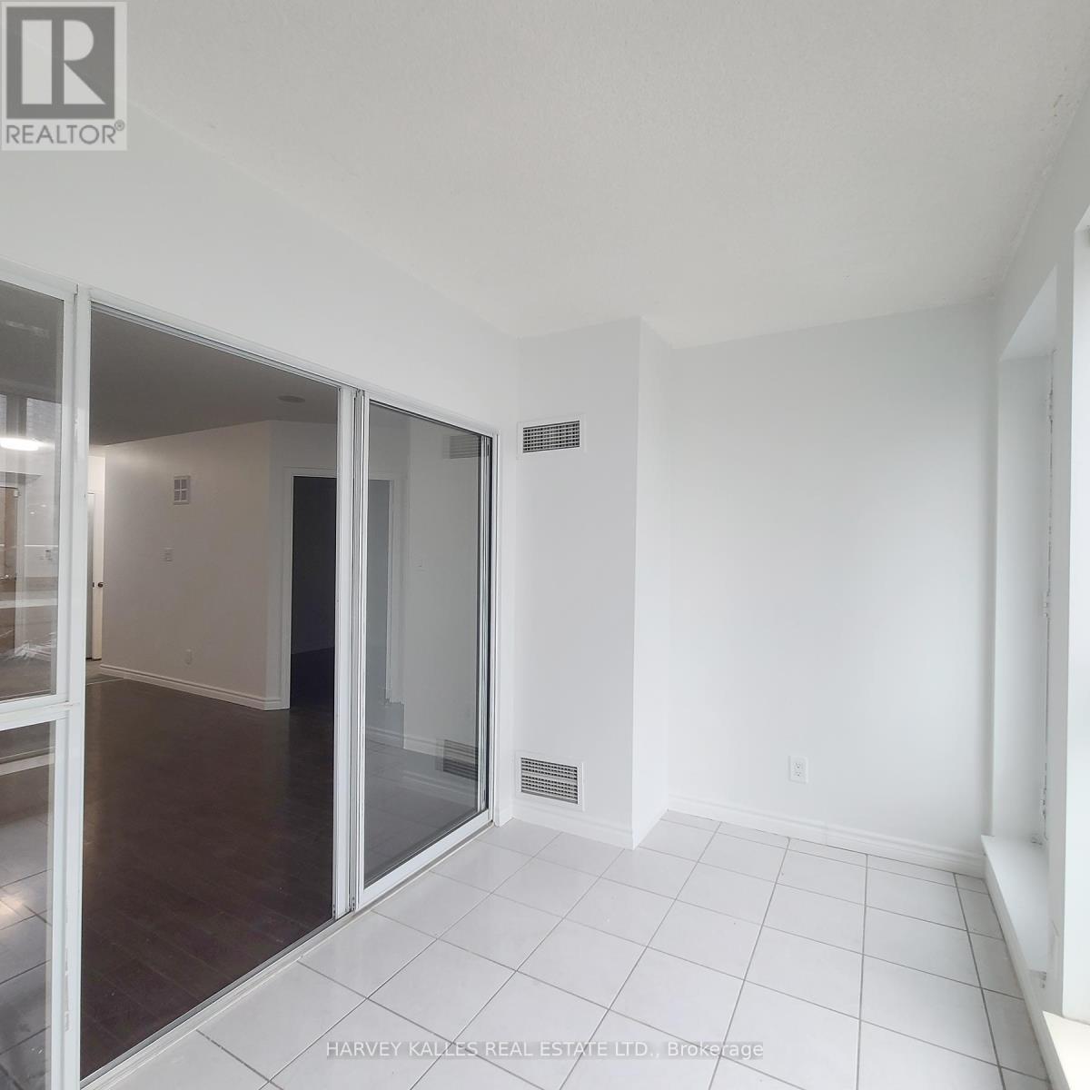 206 - 600 QUEENS QUAY