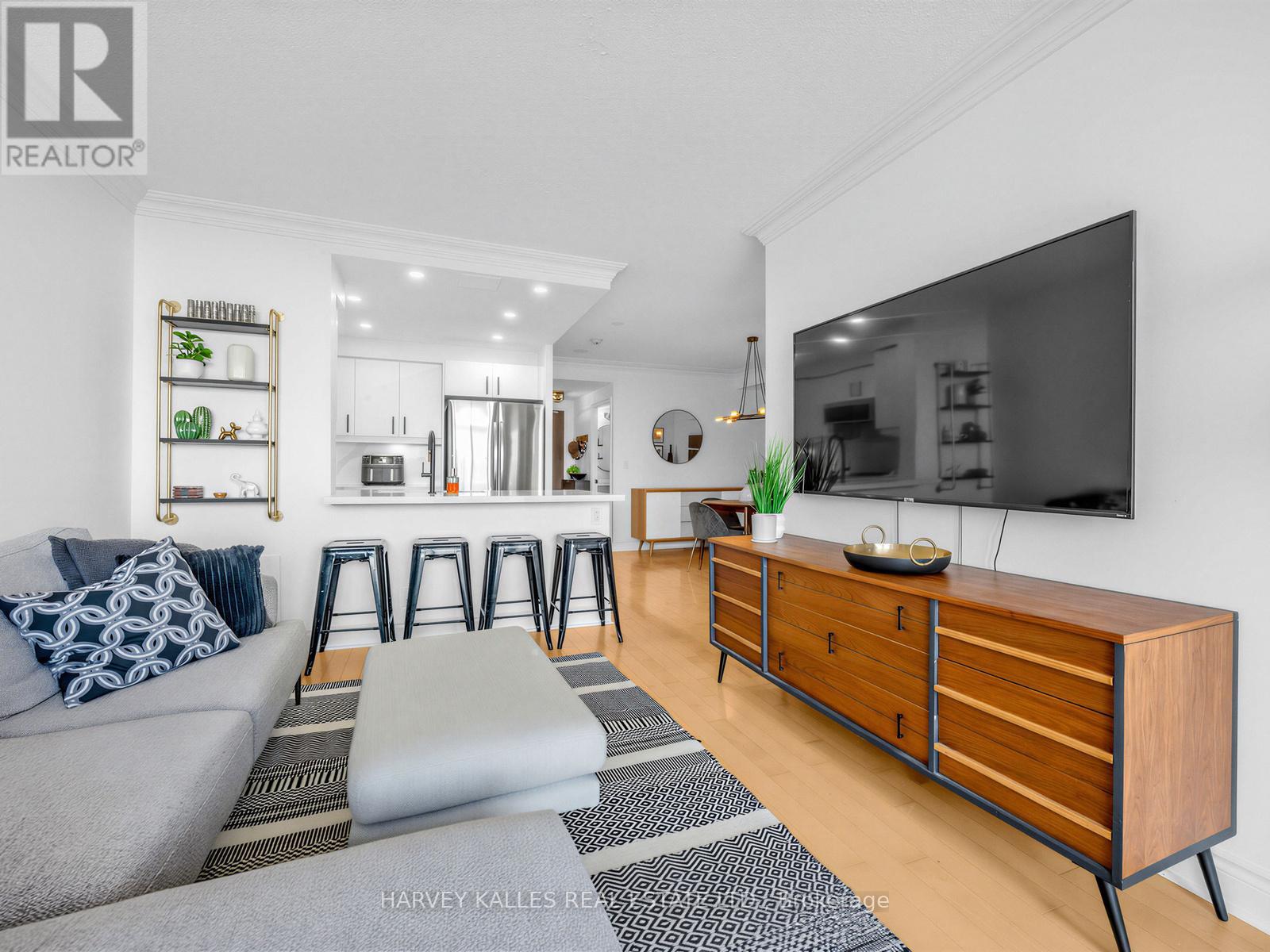 422 - 10 DELISLE AVENUE