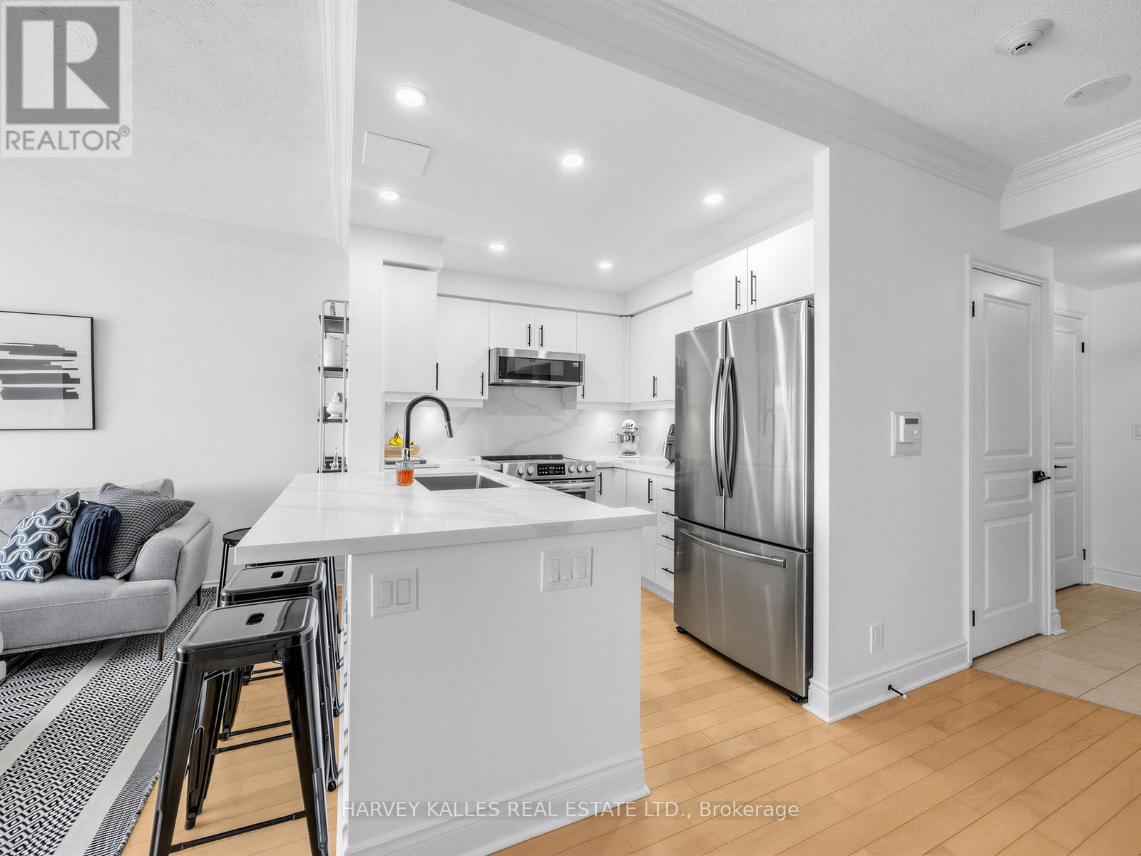 422 - 10 DELISLE AVENUE