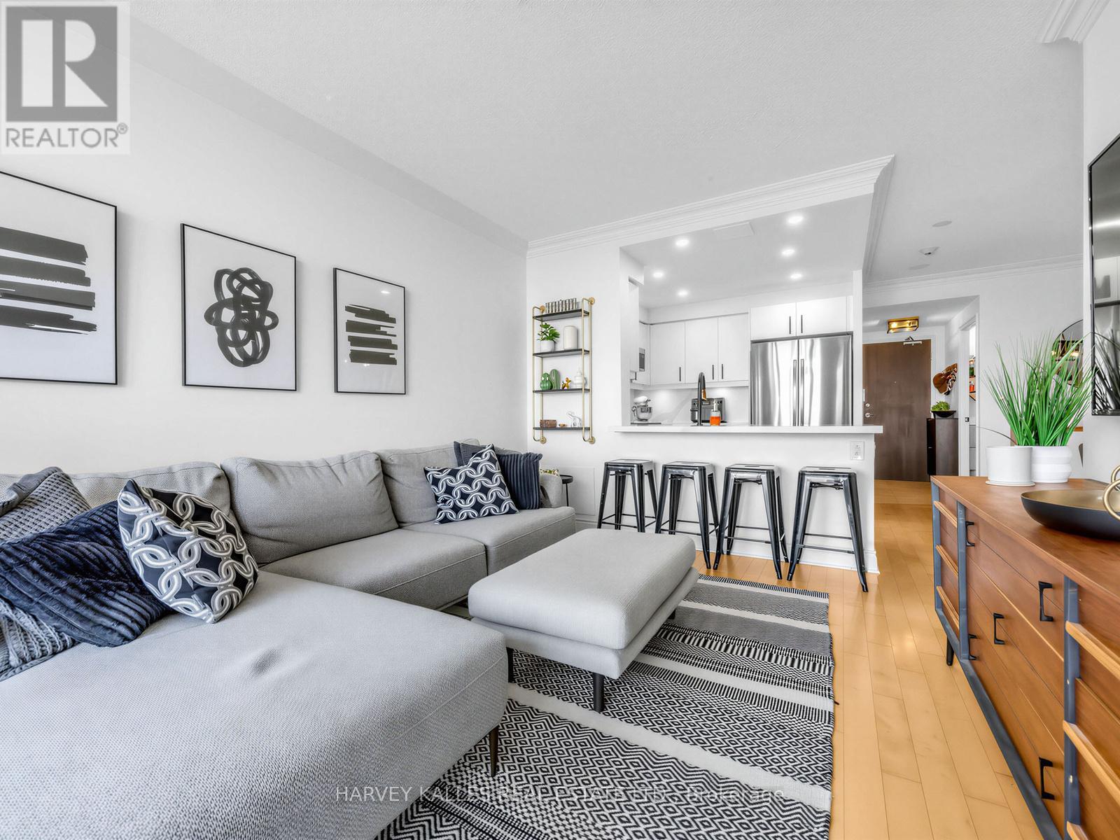 422 - 10 DELISLE AVENUE