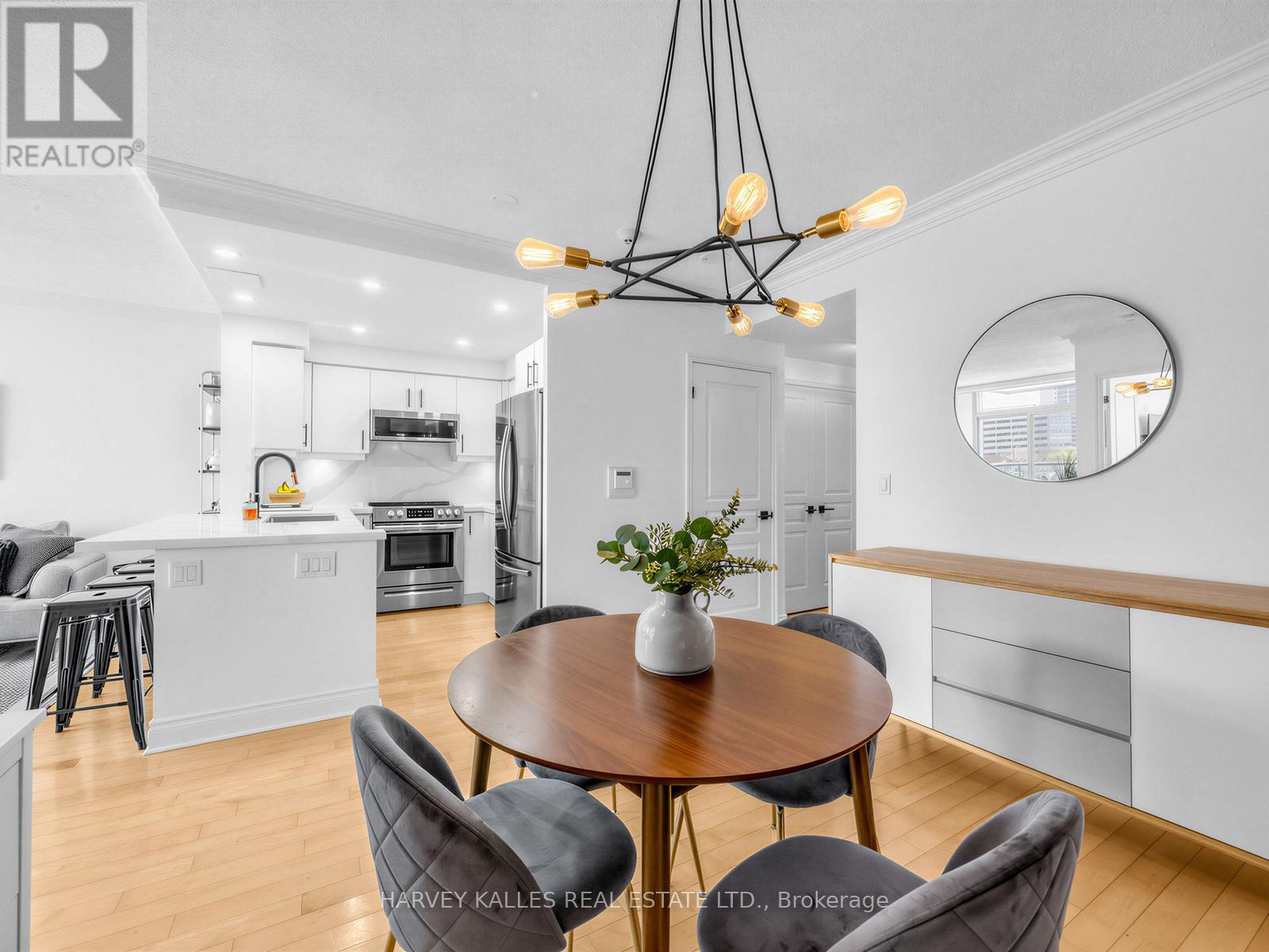 422 - 10 DELISLE AVENUE