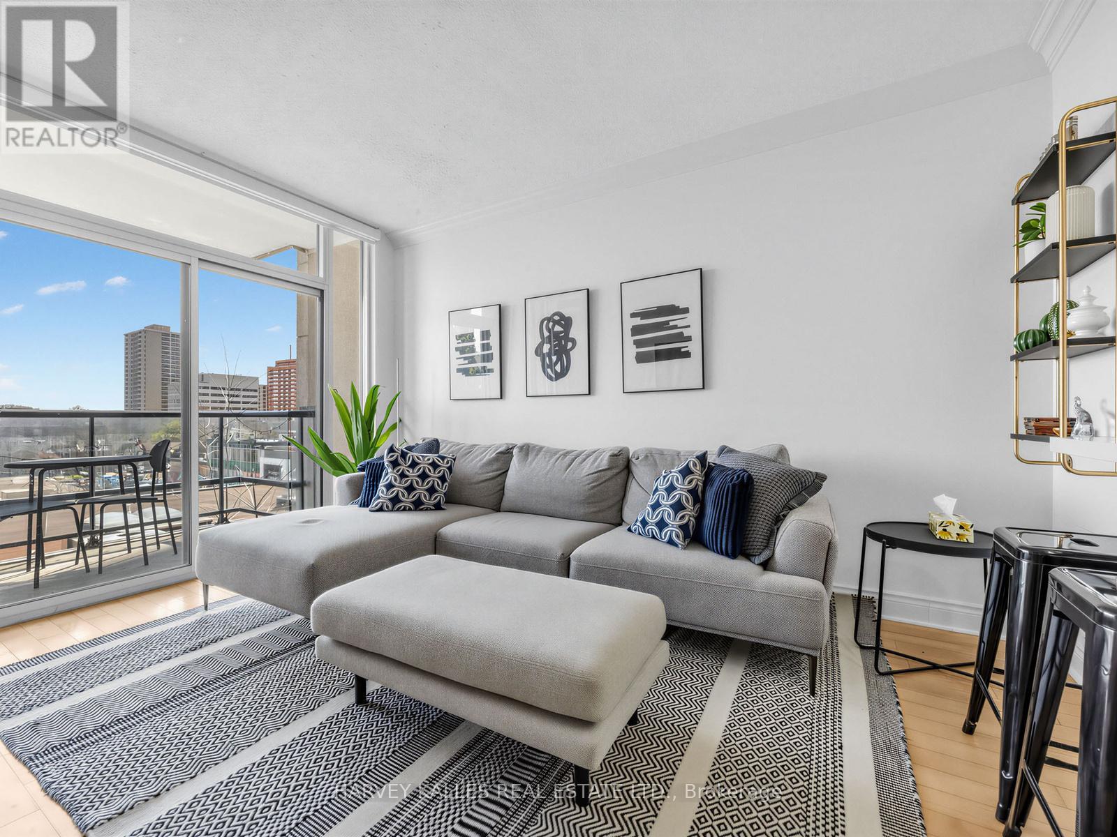 422 - 10 DELISLE AVENUE