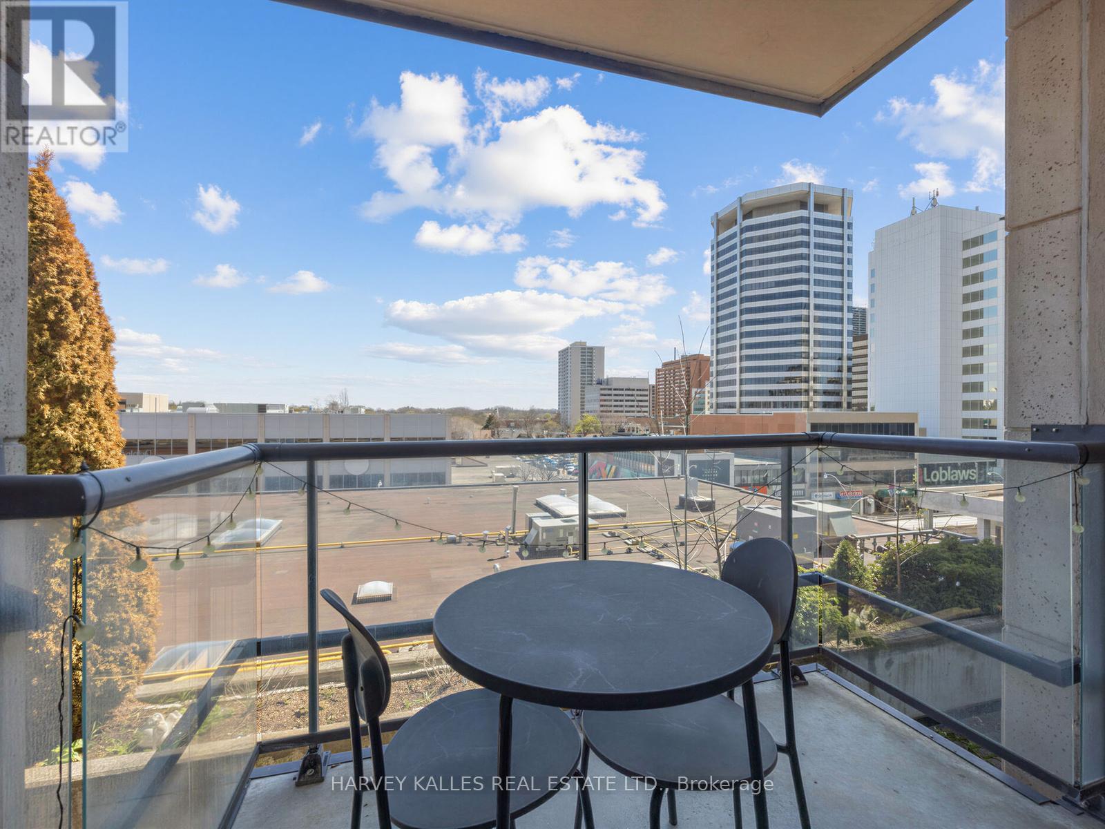 422 - 10 DELISLE AVENUE