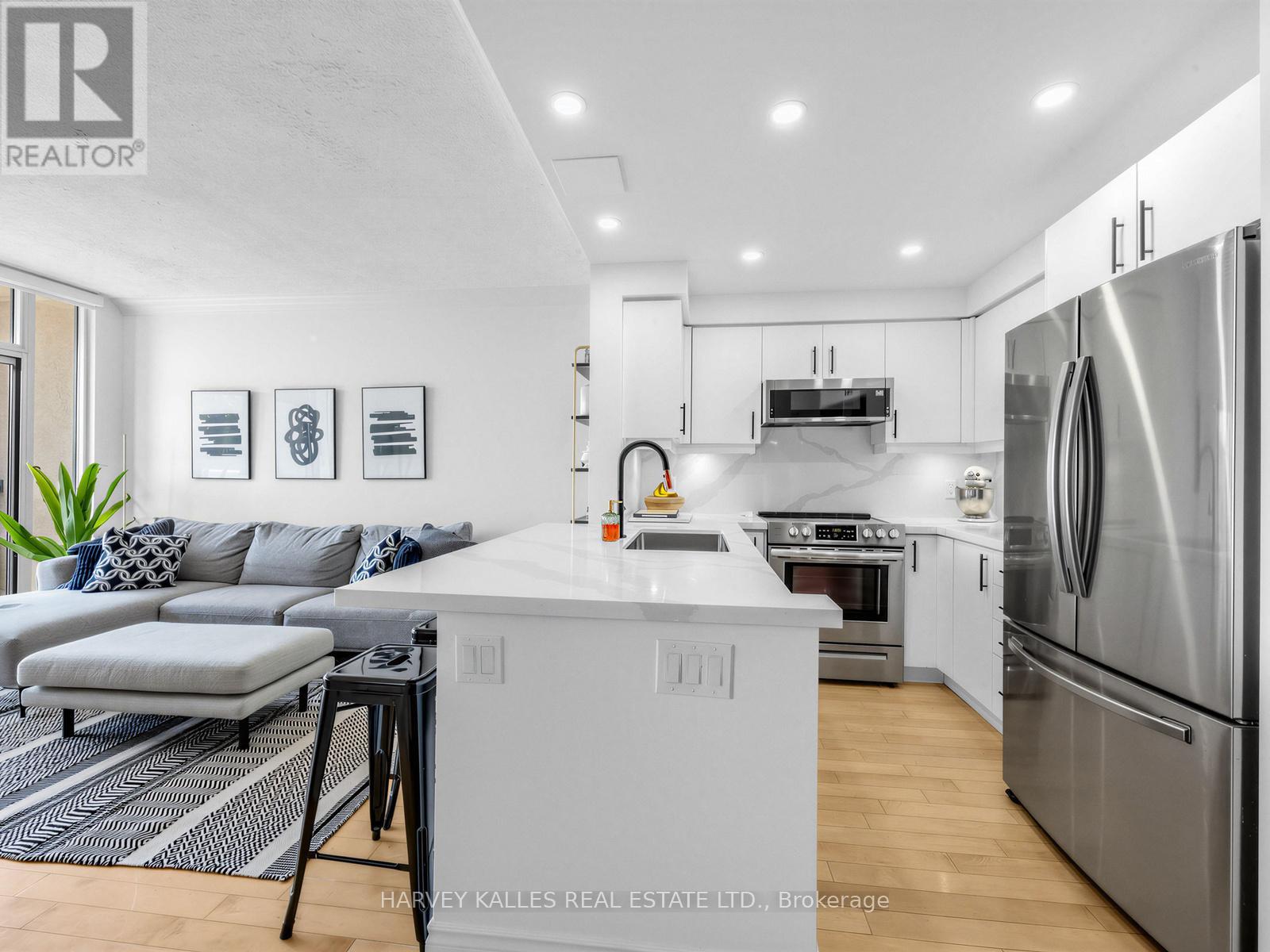 422 - 10 DELISLE AVENUE