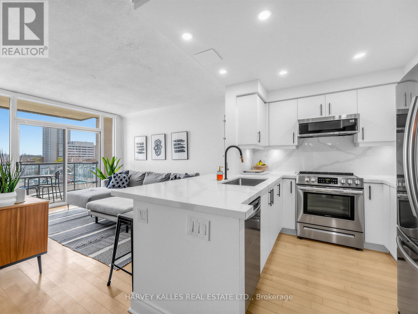 422 - 10 DELISLE AVENUE