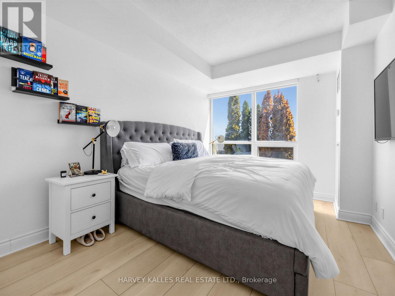 422 - 10 DELISLE AVENUE