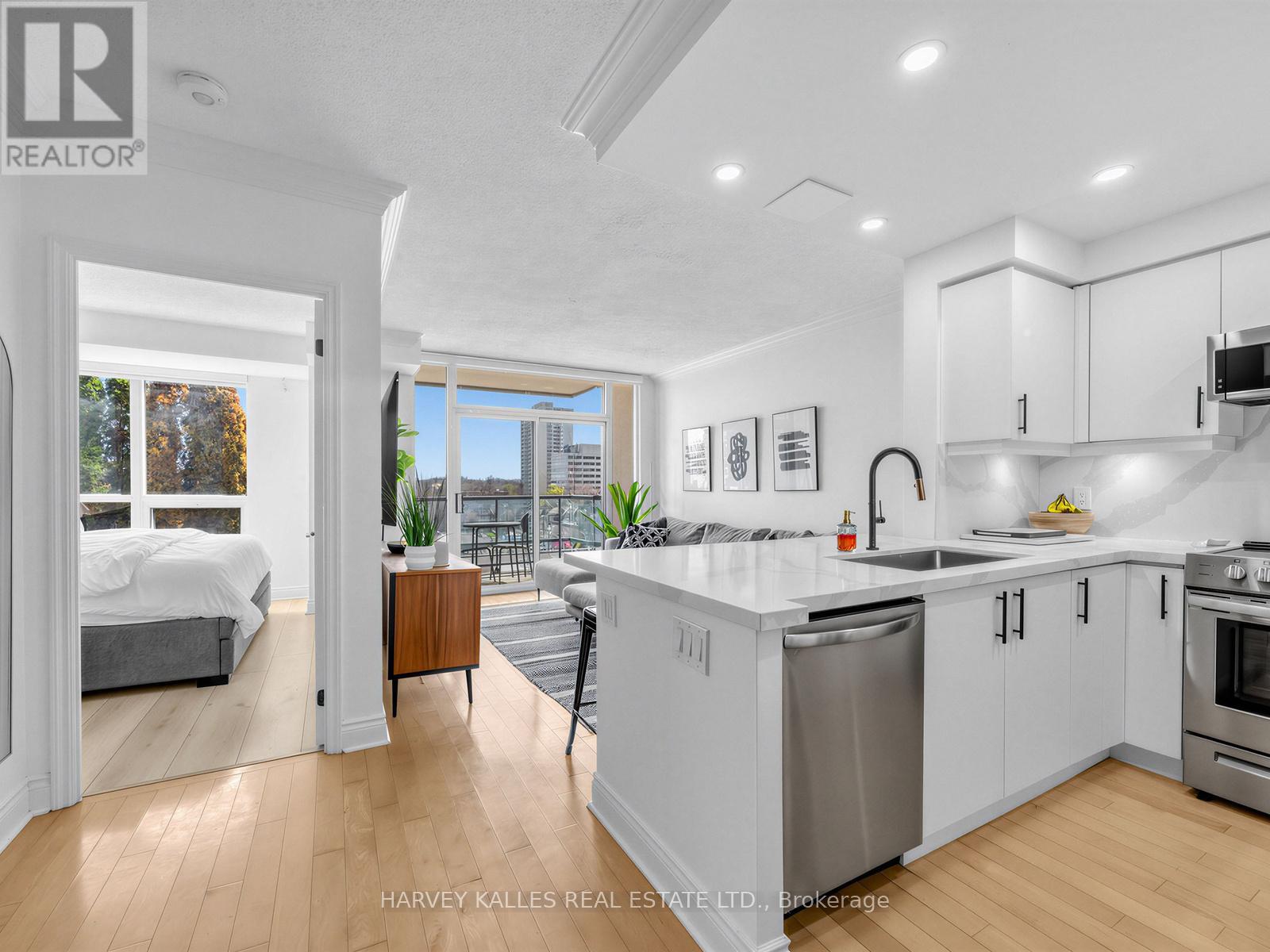 422 - 10 DELISLE AVENUE