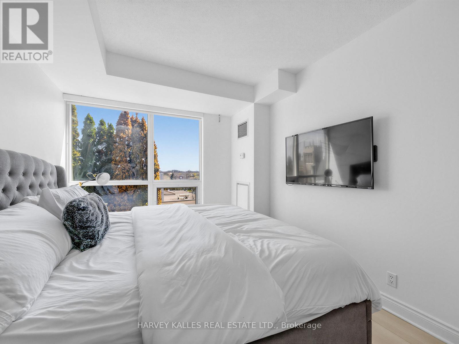 422 - 10 DELISLE AVENUE