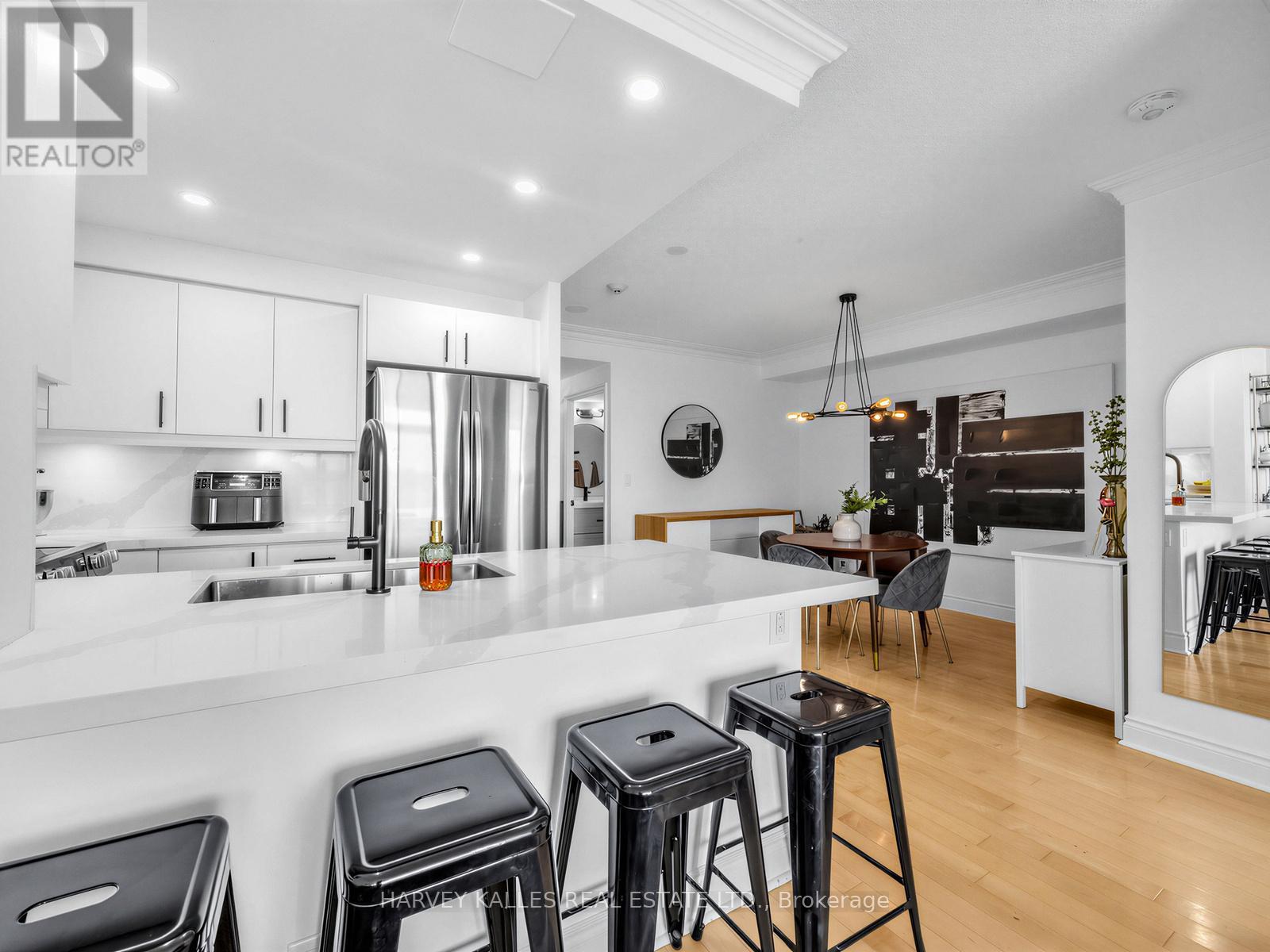 422 - 10 DELISLE AVENUE