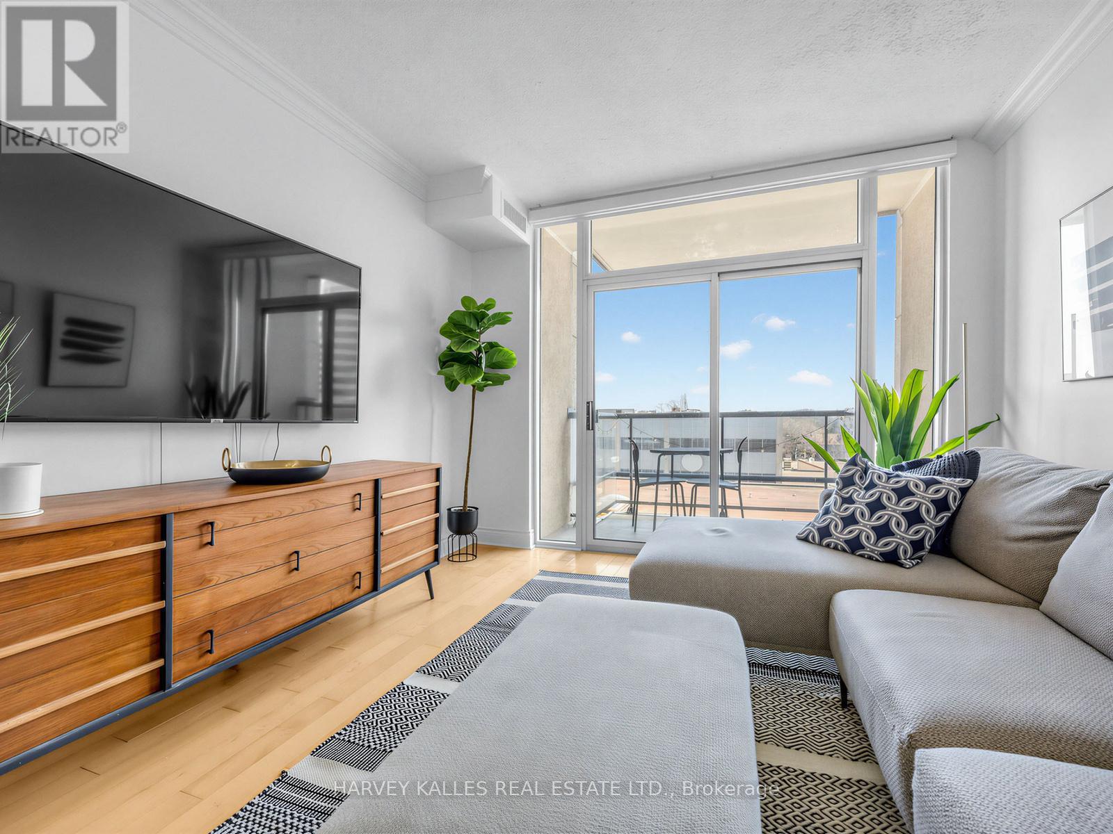 422 - 10 DELISLE AVENUE