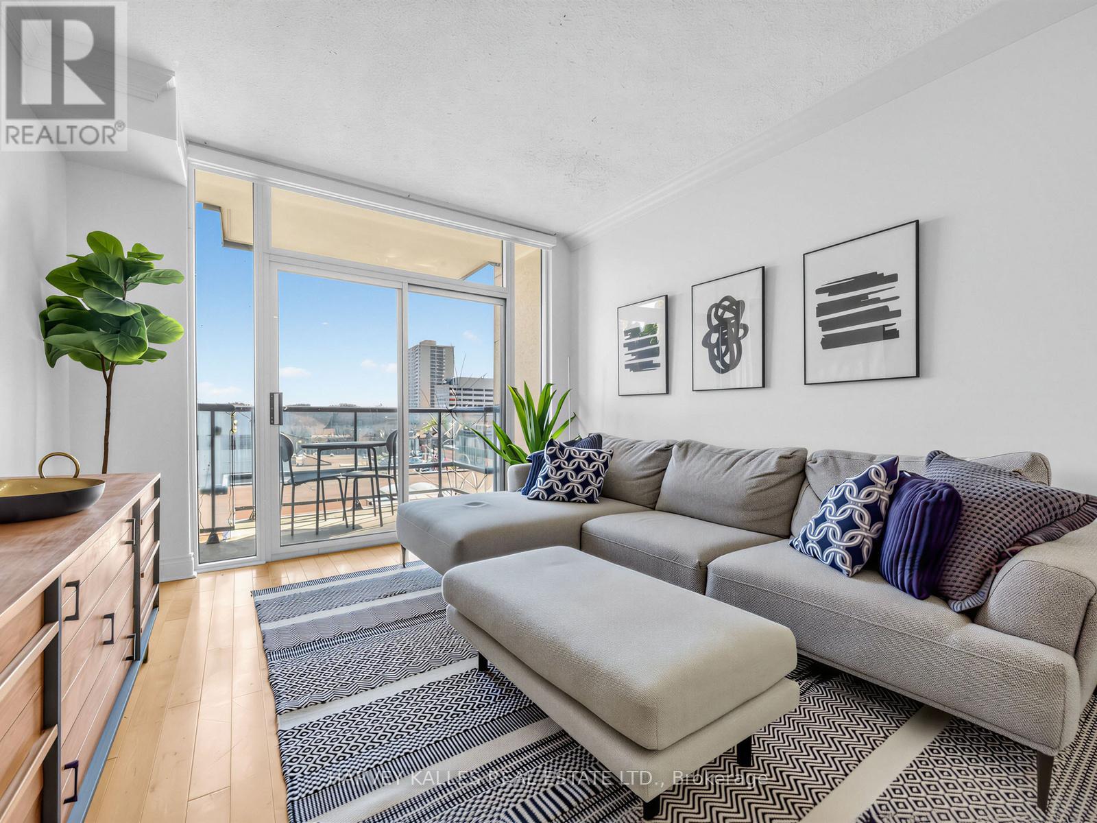 422 - 10 DELISLE AVENUE