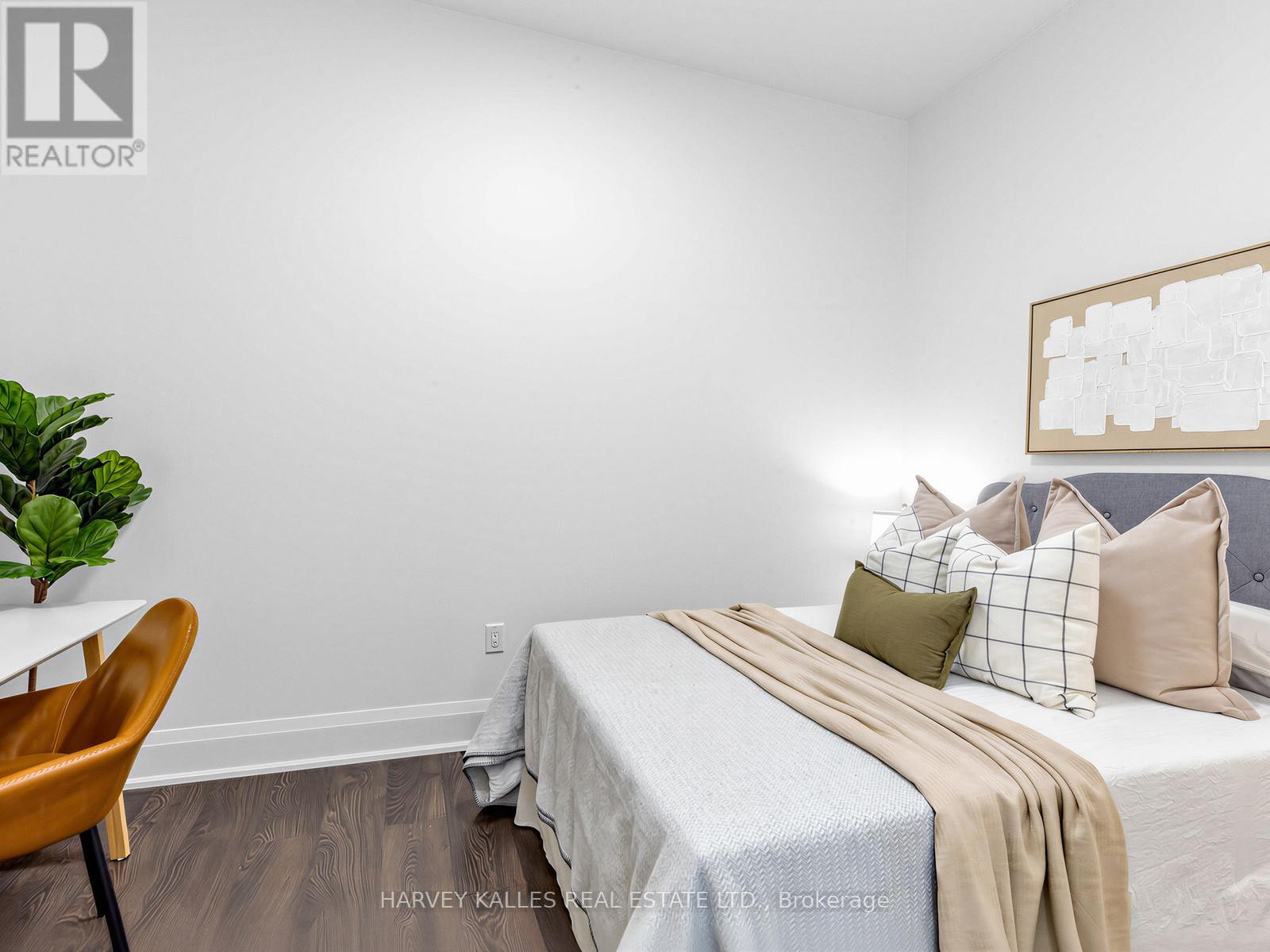 TH 13 - 30 ROEHAMPTON AVENUE