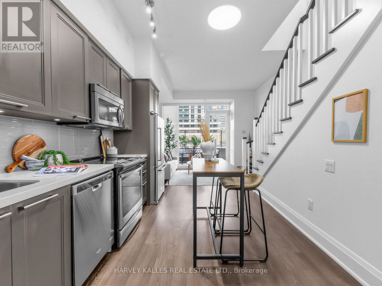 TH 13 - 30 ROEHAMPTON AVENUE