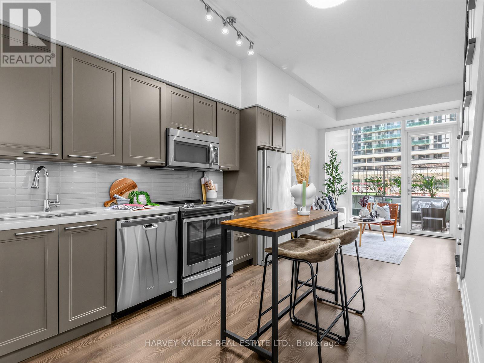 TH 13 - 30 ROEHAMPTON AVENUE
