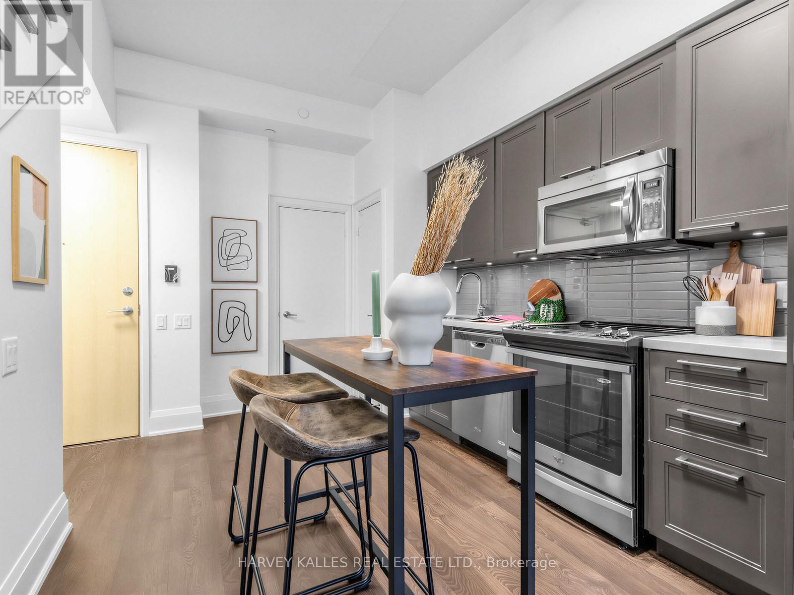 TH 13 - 30 ROEHAMPTON AVENUE