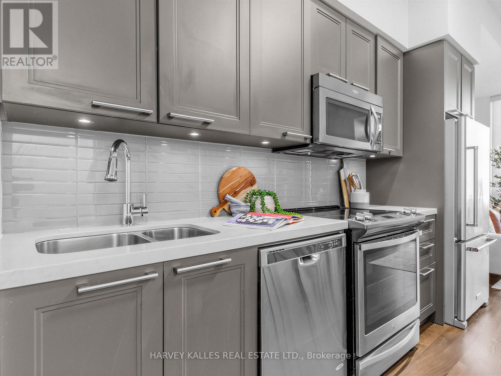 TH 13 - 30 ROEHAMPTON AVENUE